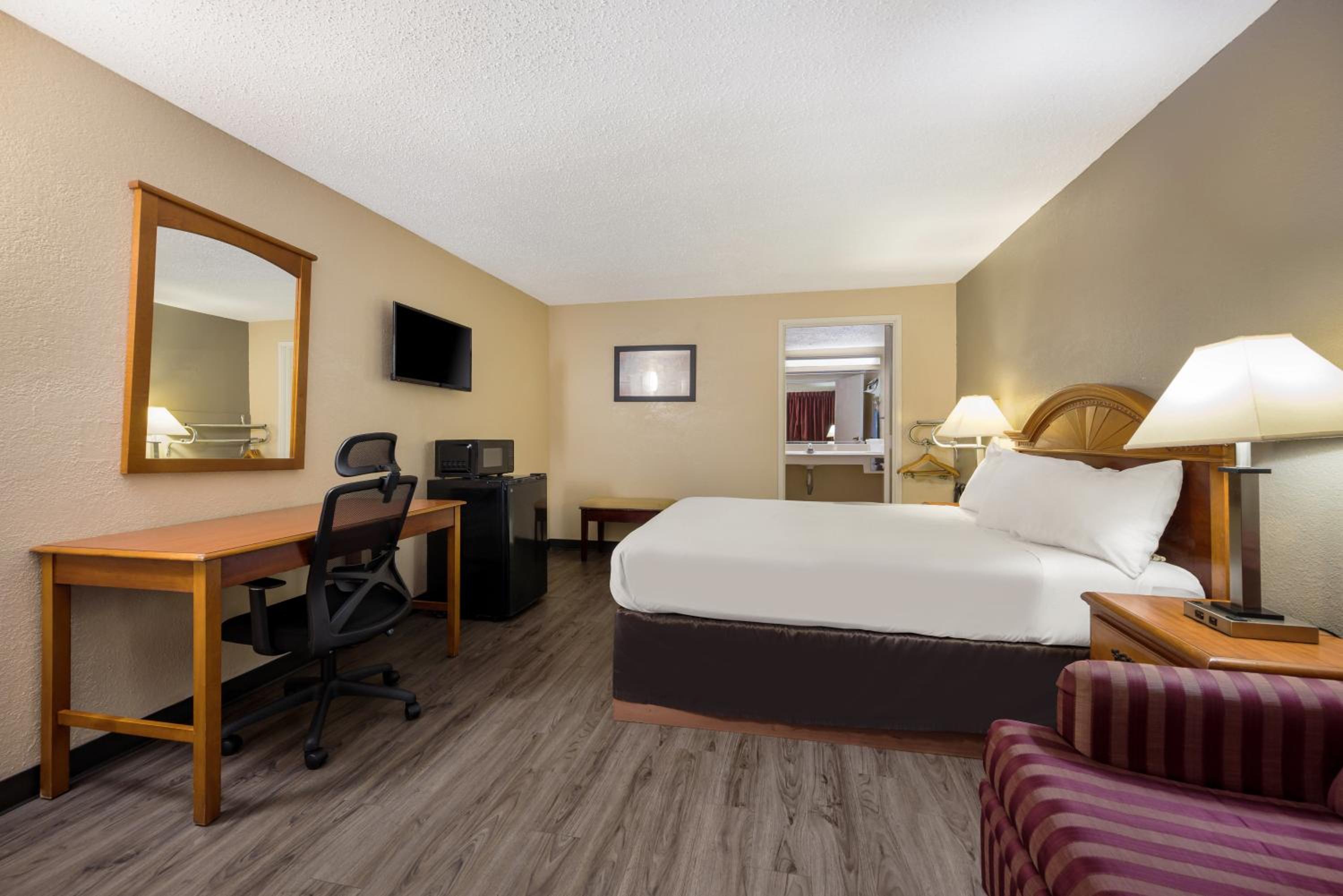 Queen Room - Disability Access - Photo 6