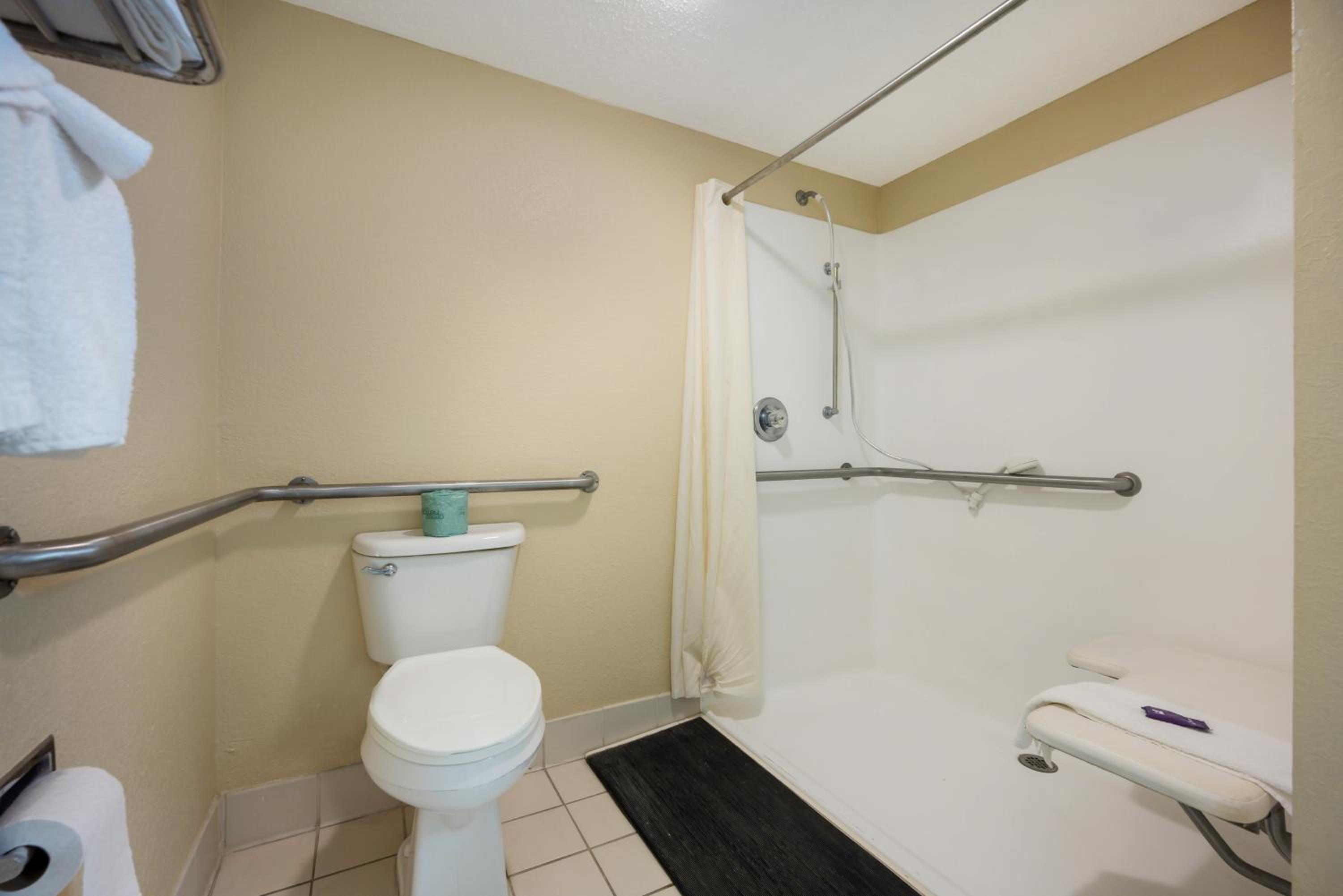 Queen Room - Disability Access - Photo 3