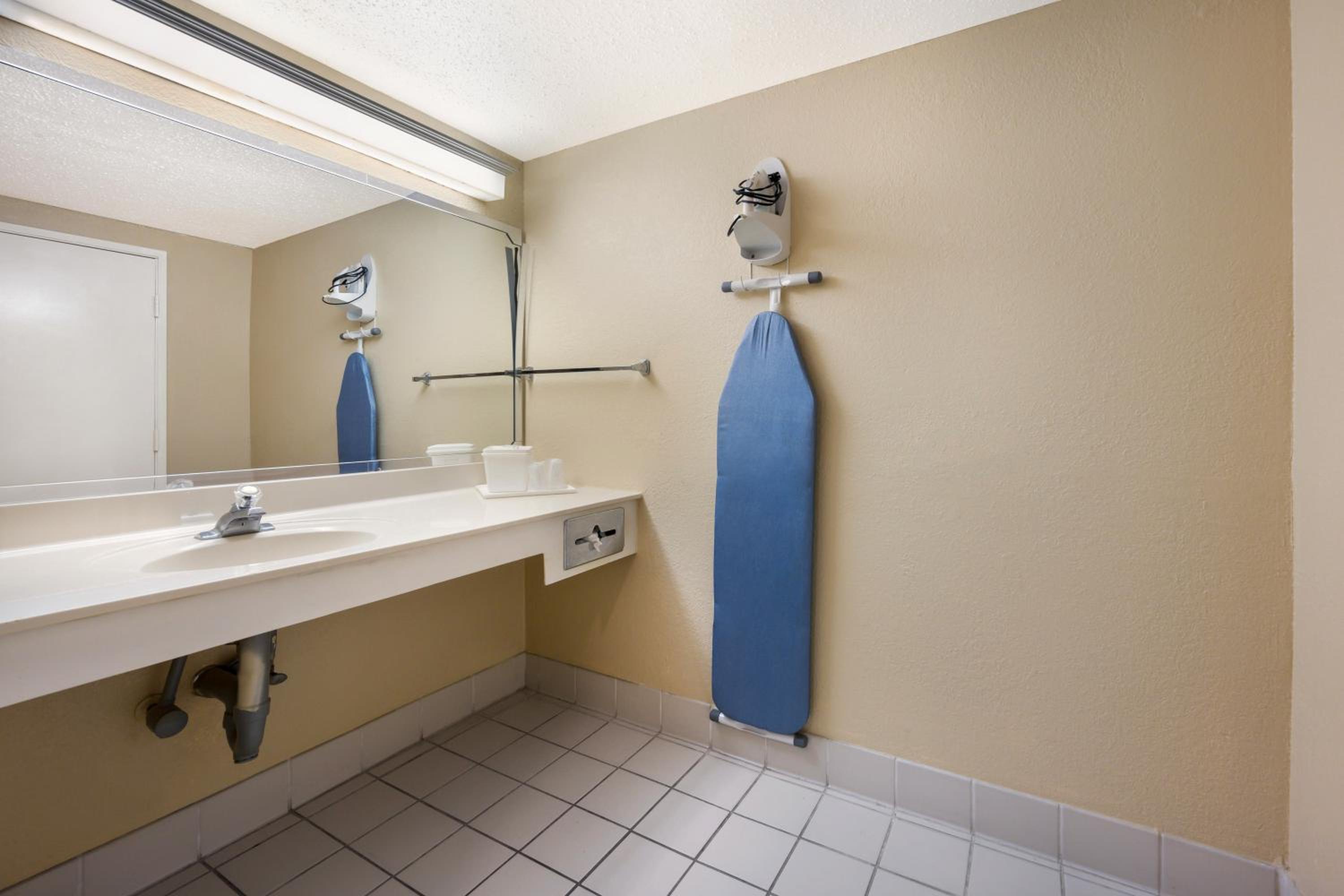 Queen Room - Disability Access - Photo 4