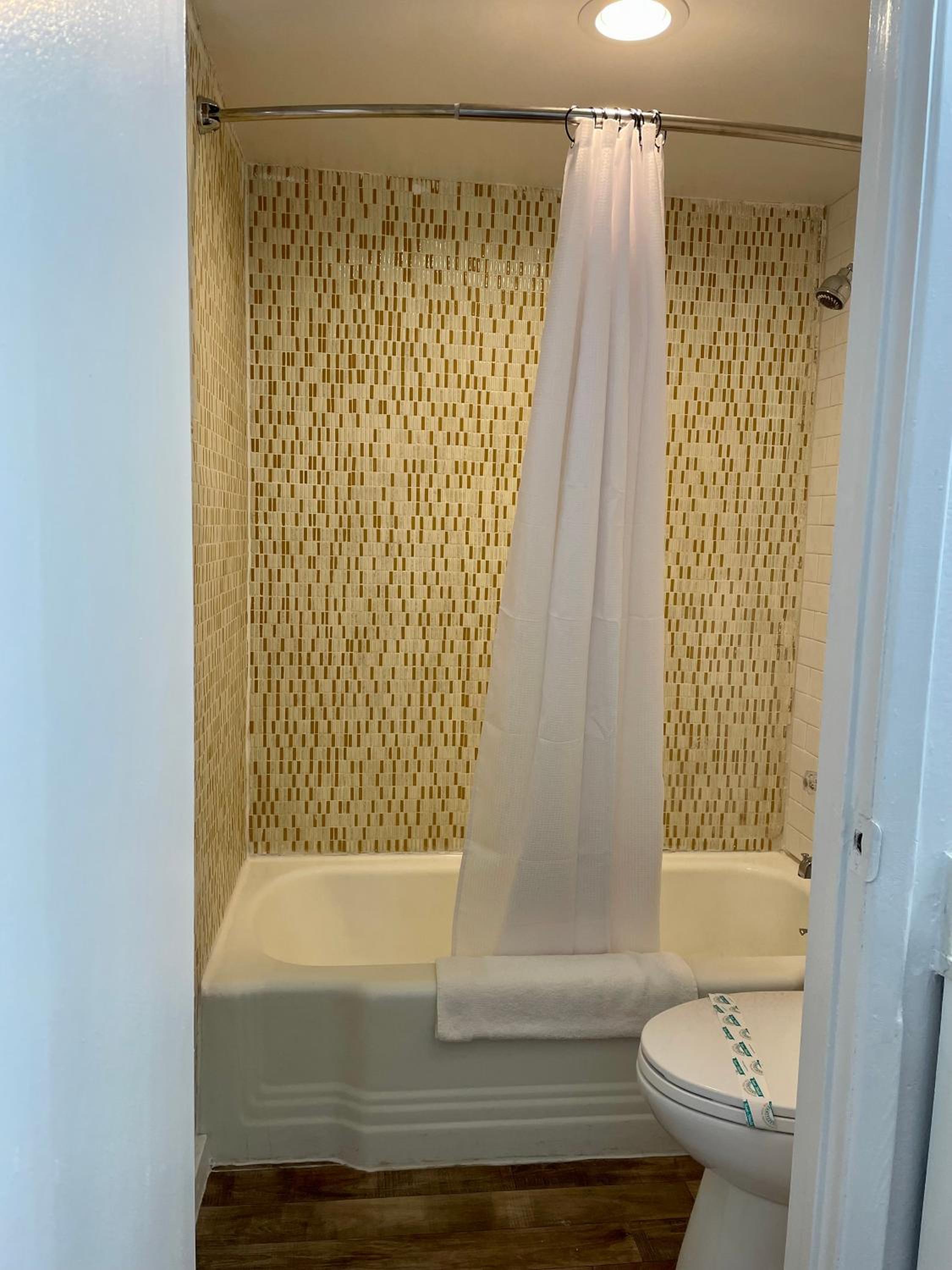 Queen Room - Photo 16
