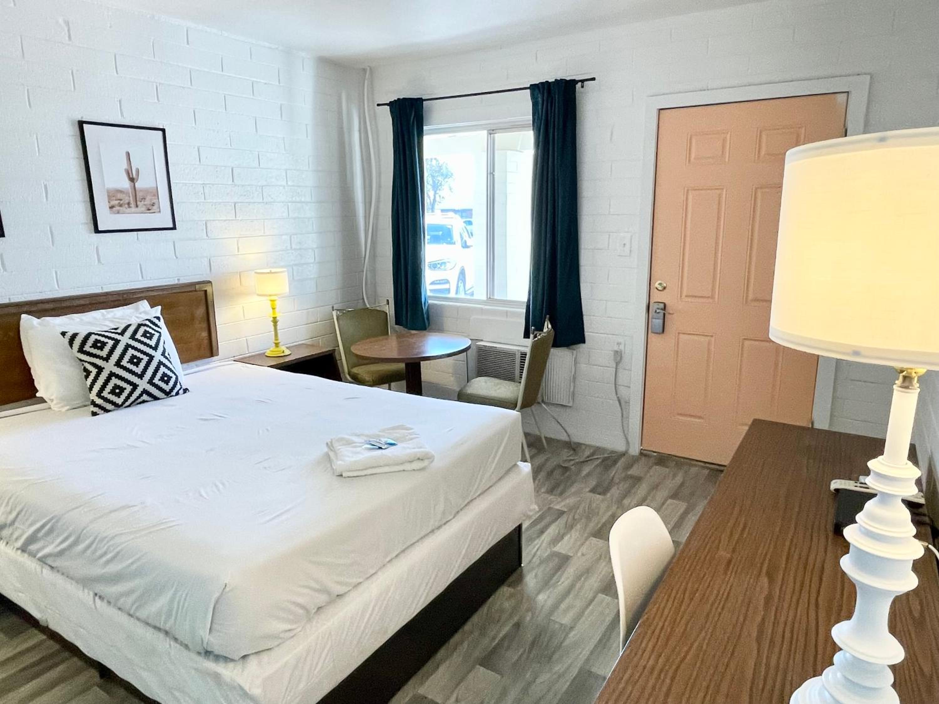 Queen Room - Photo 14