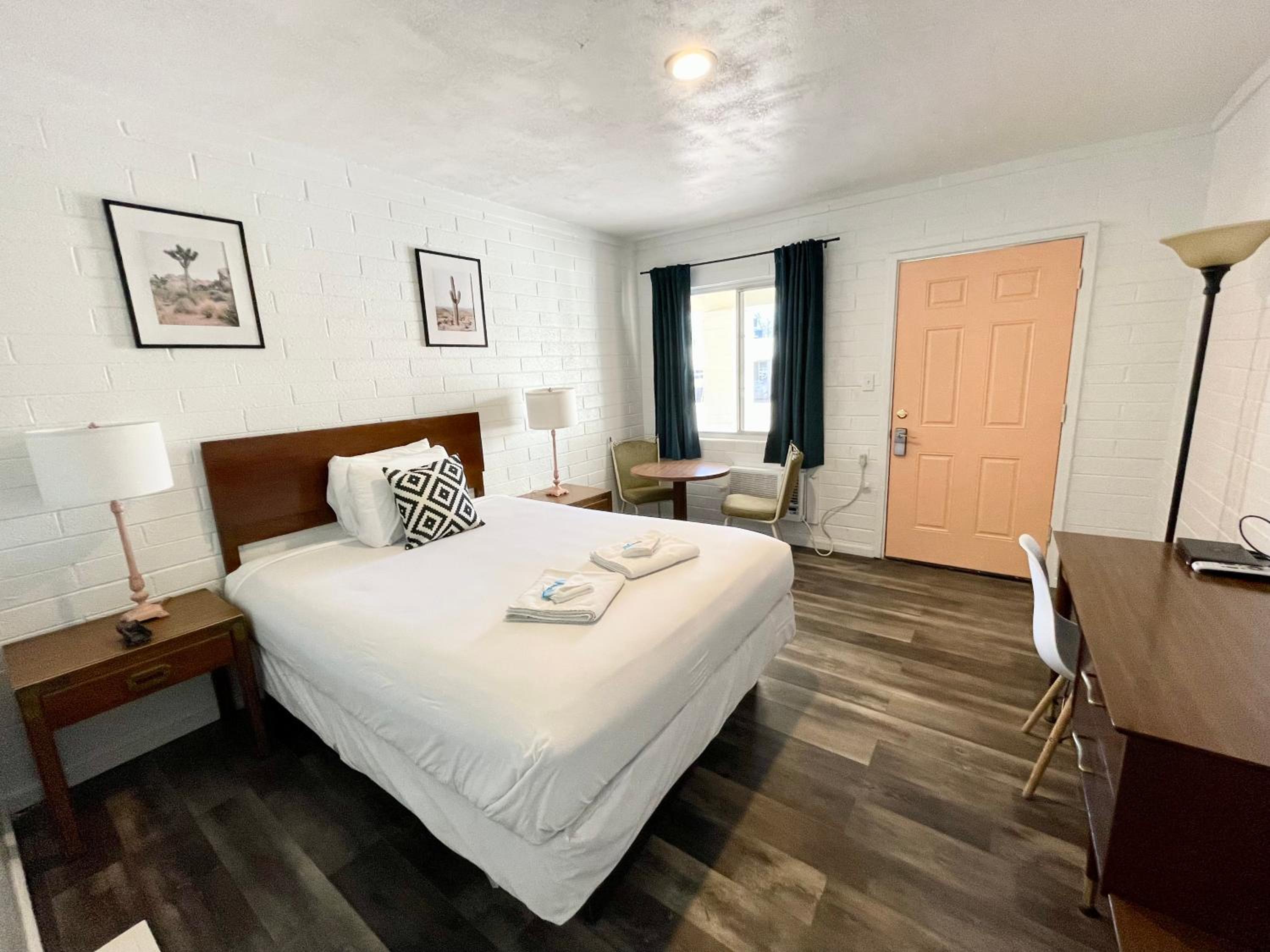 Queen Room - Photo 17