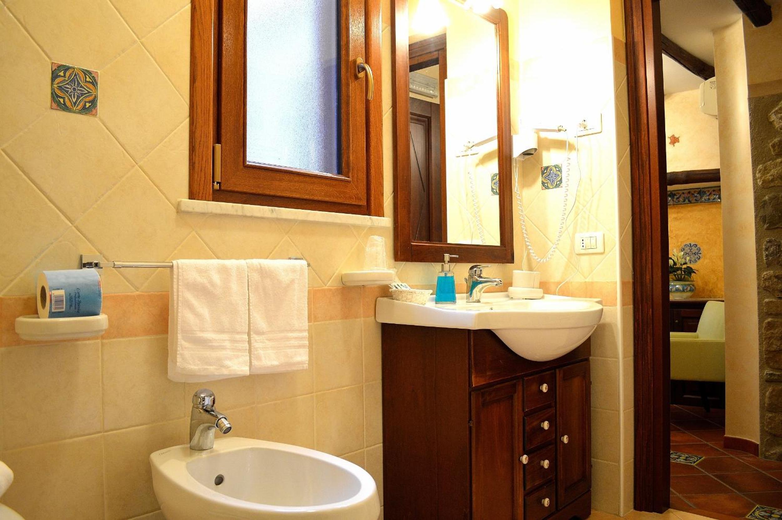 Standard Double Room - Photo 8