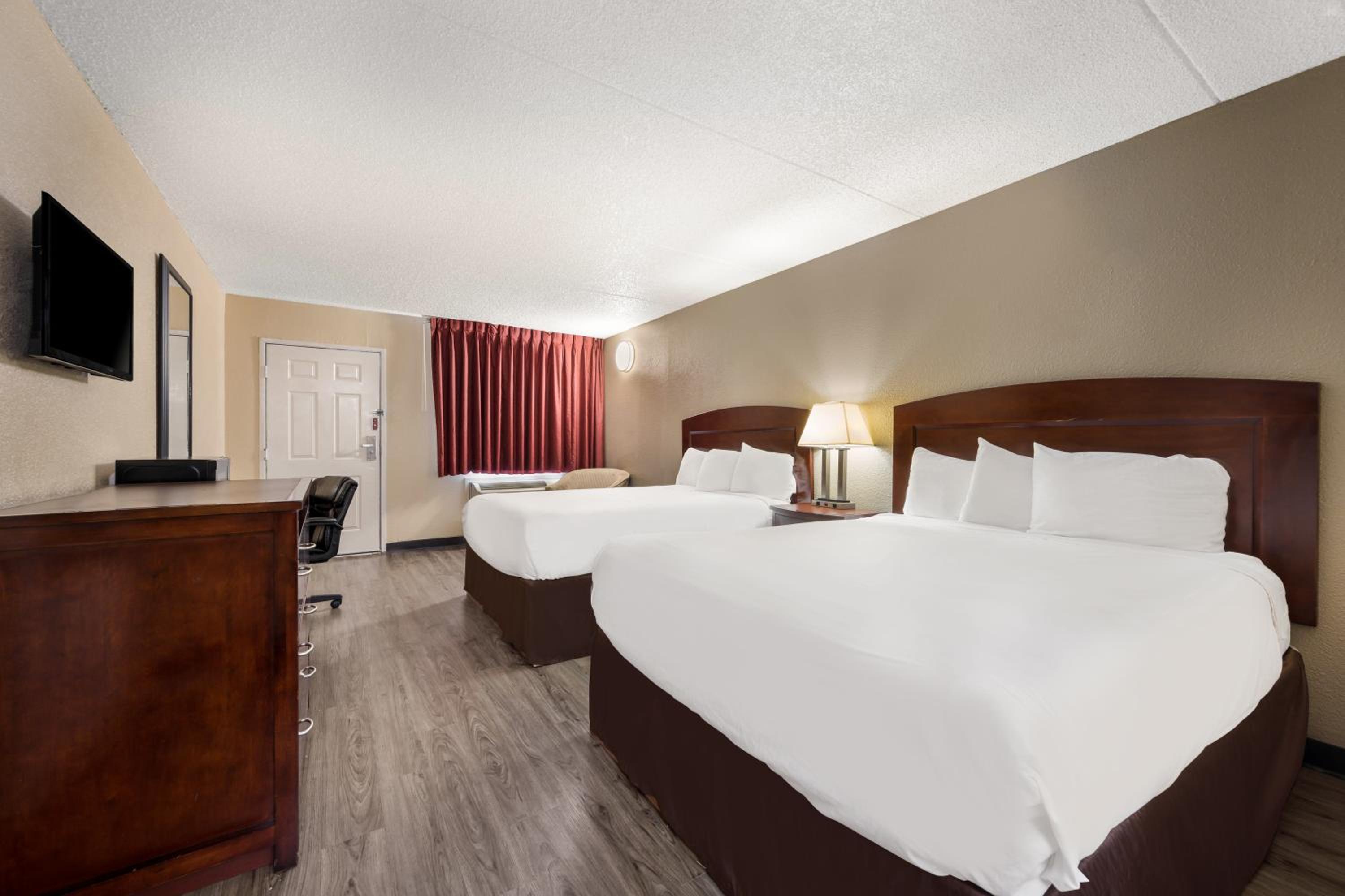 Queen Room with Two Queen Beds - Non-Smoking - Photo 3
