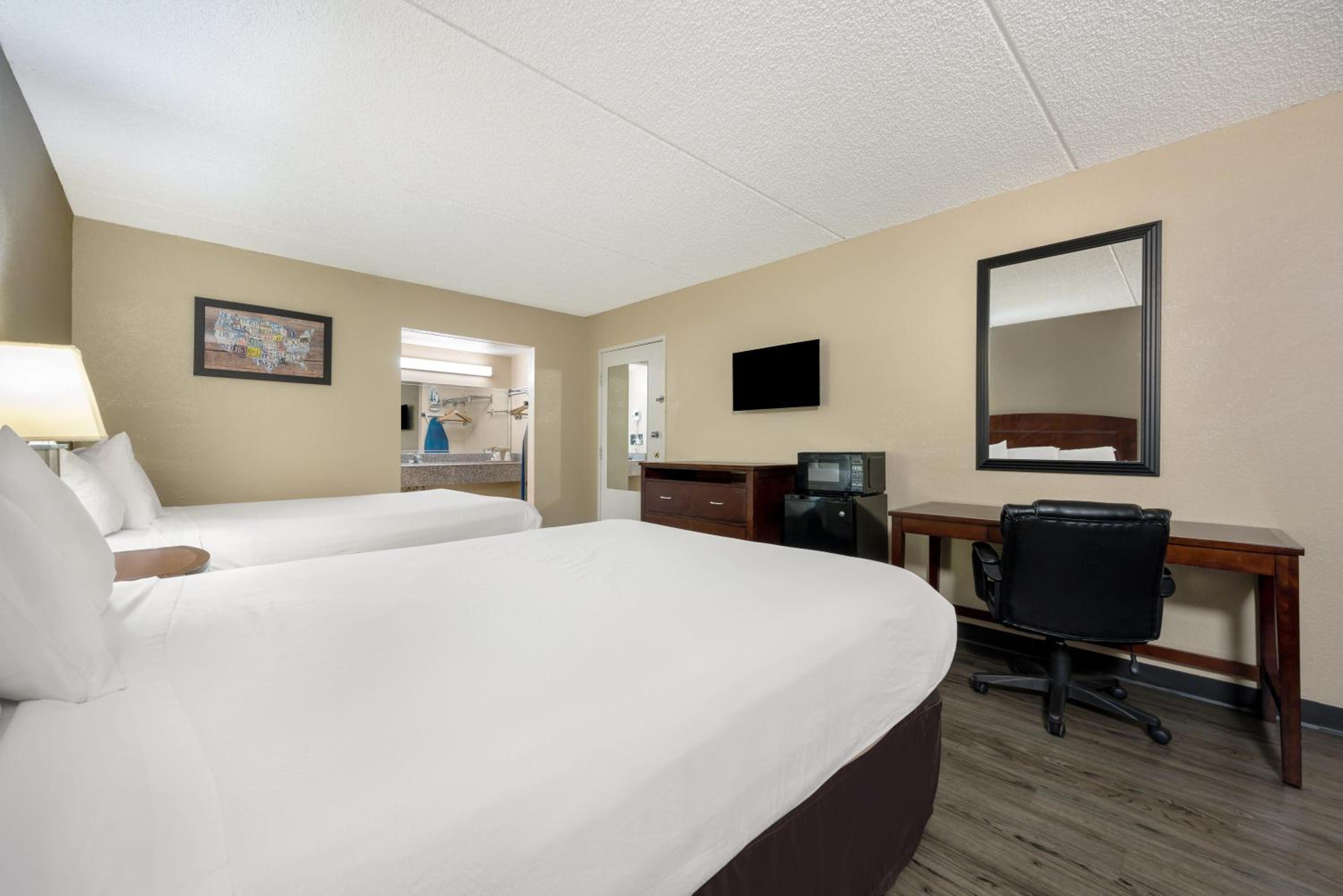 Queen Room with Two Queen Beds - Non-Smoking - Photo 2