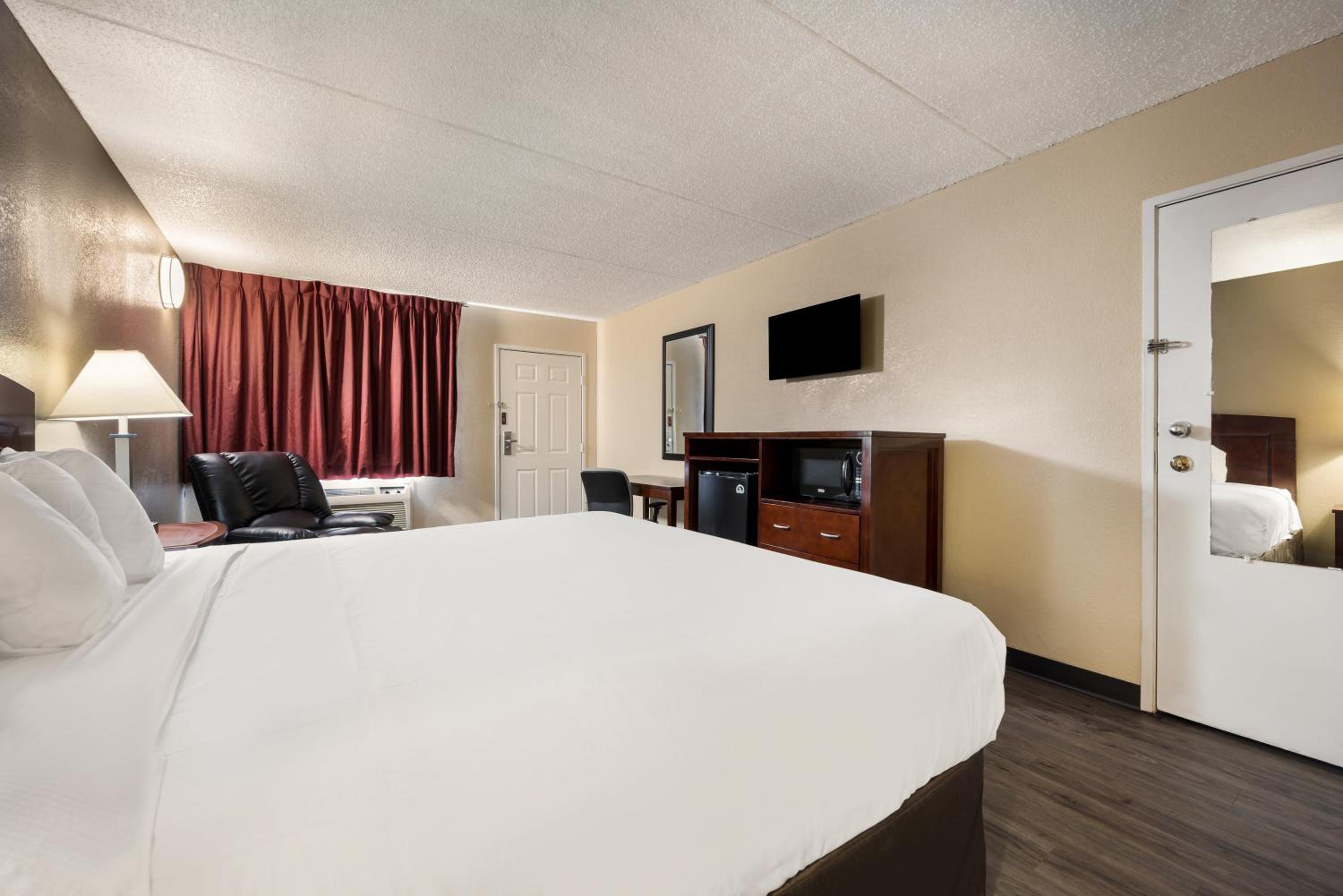 King Room - Non-Smoking - Photo 6