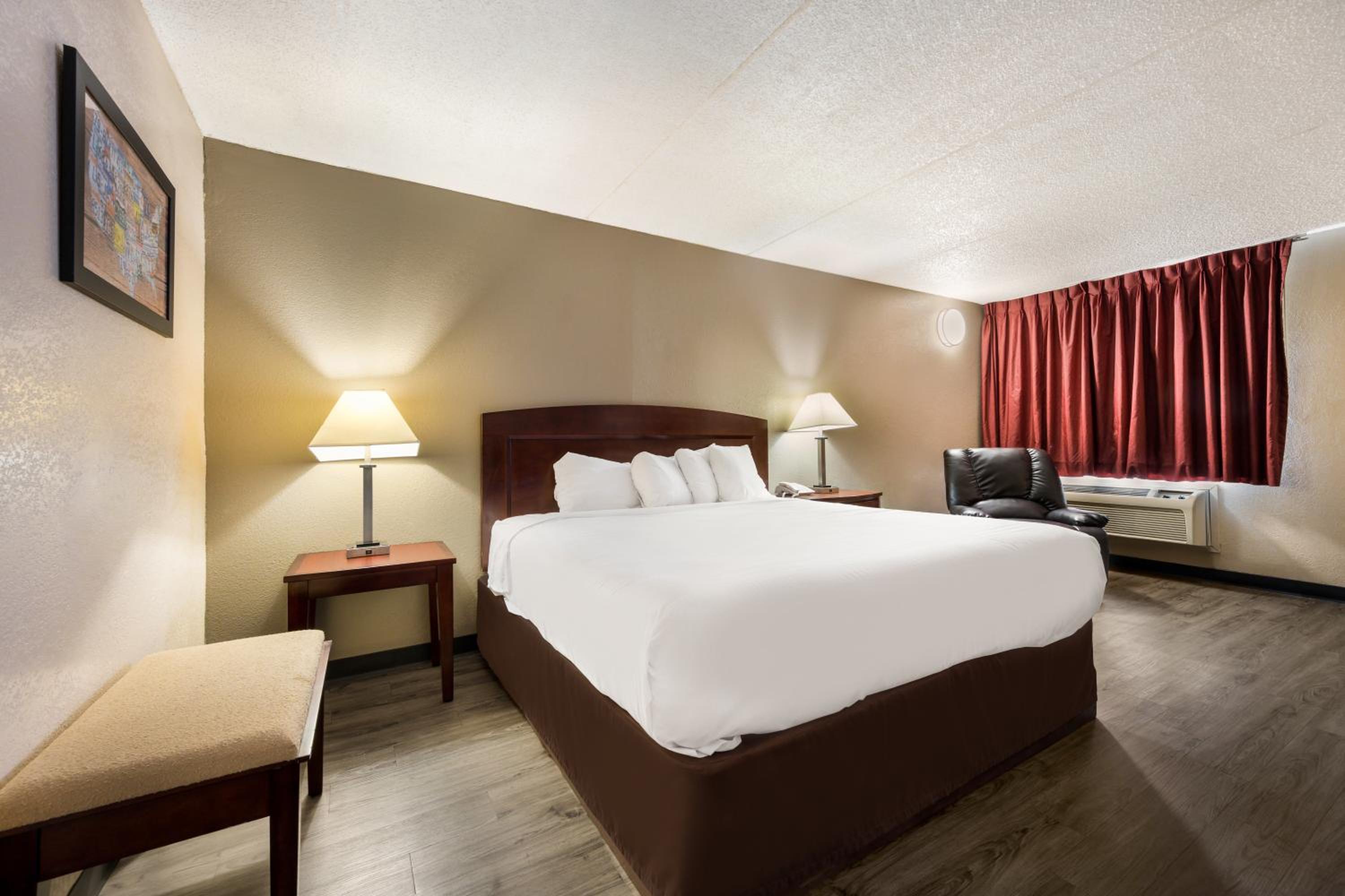 King Room - Non-Smoking - Photo 5