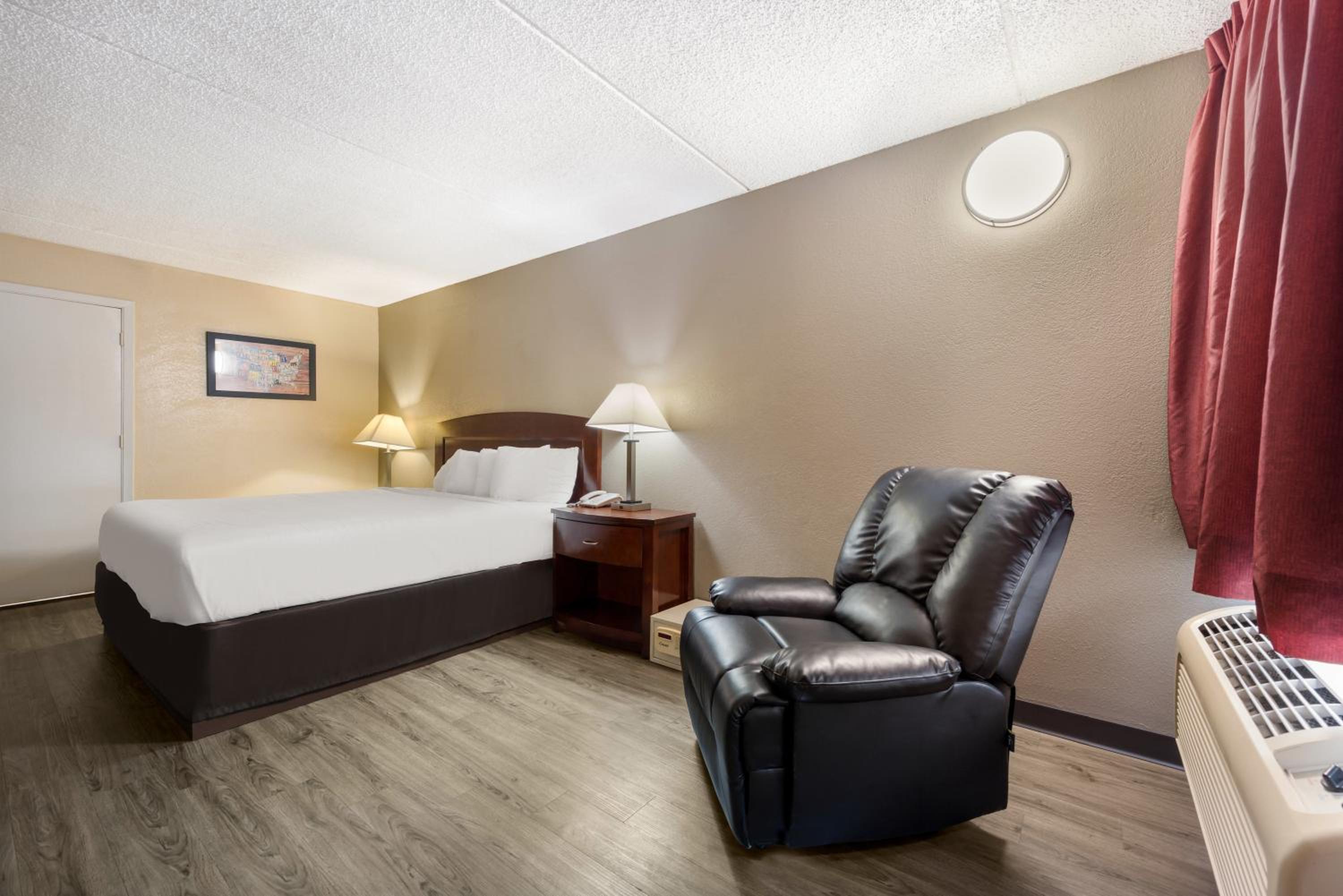 King Room - Non-Smoking - Photo 4
