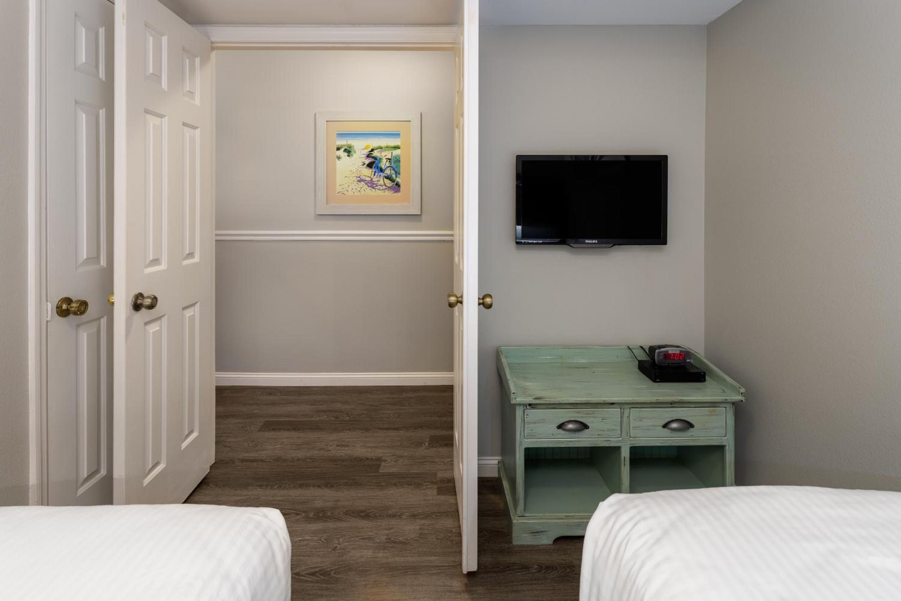 Two Bedroom Apartment - Non-Smoking photo 1