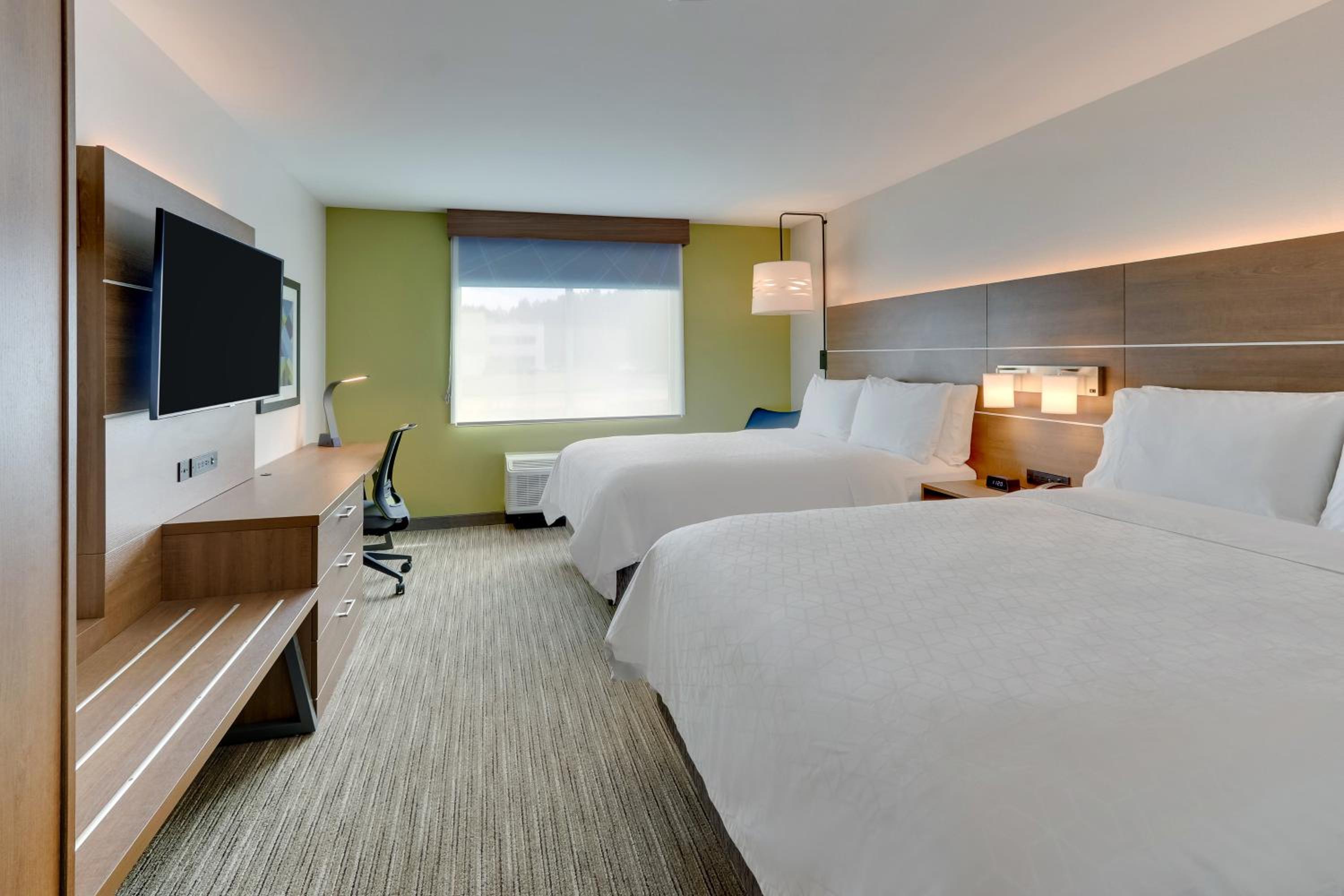 Standard Room with Two Queen Beds - Photo 10