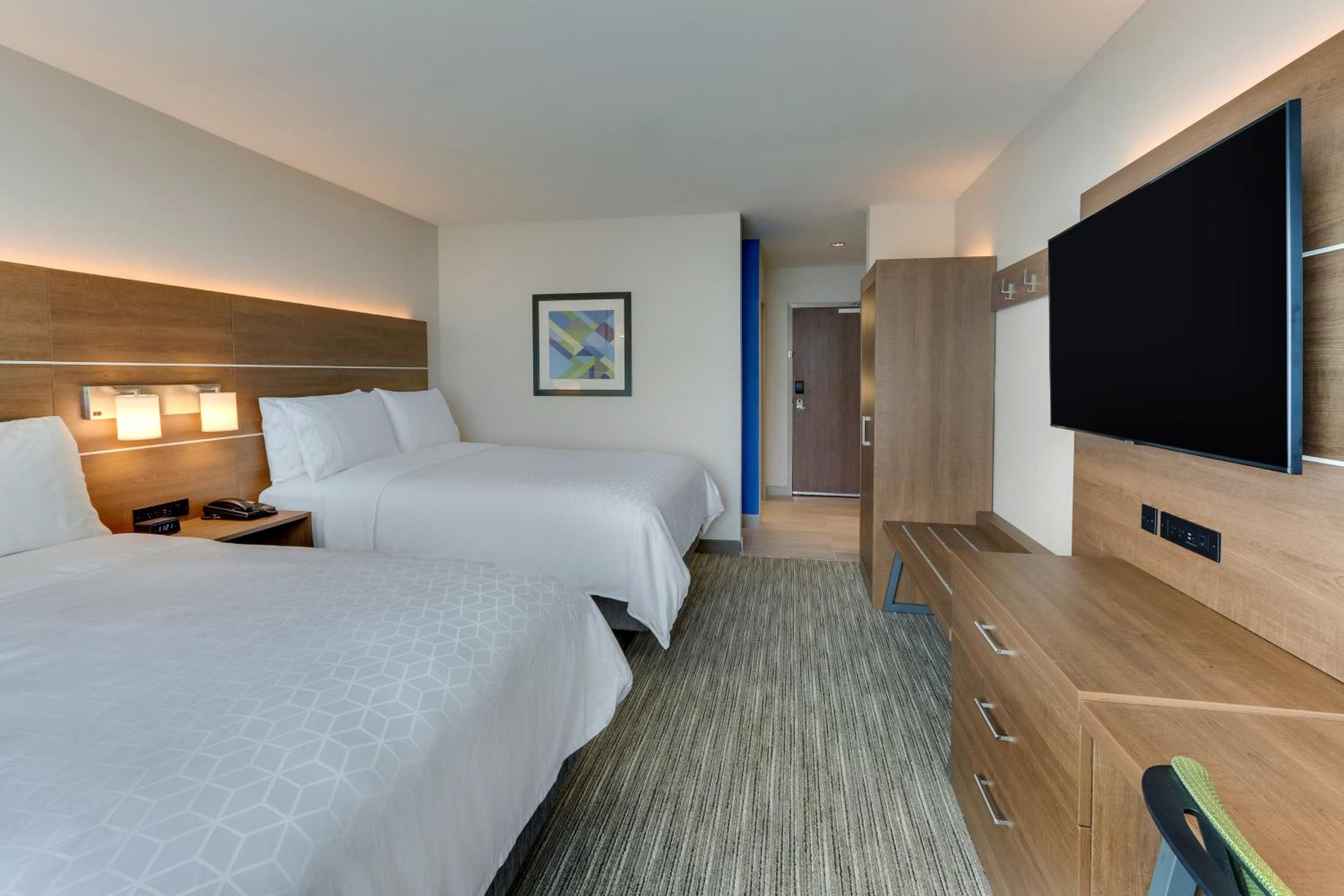 Standard Room with Two Queen Beds - Photo 2