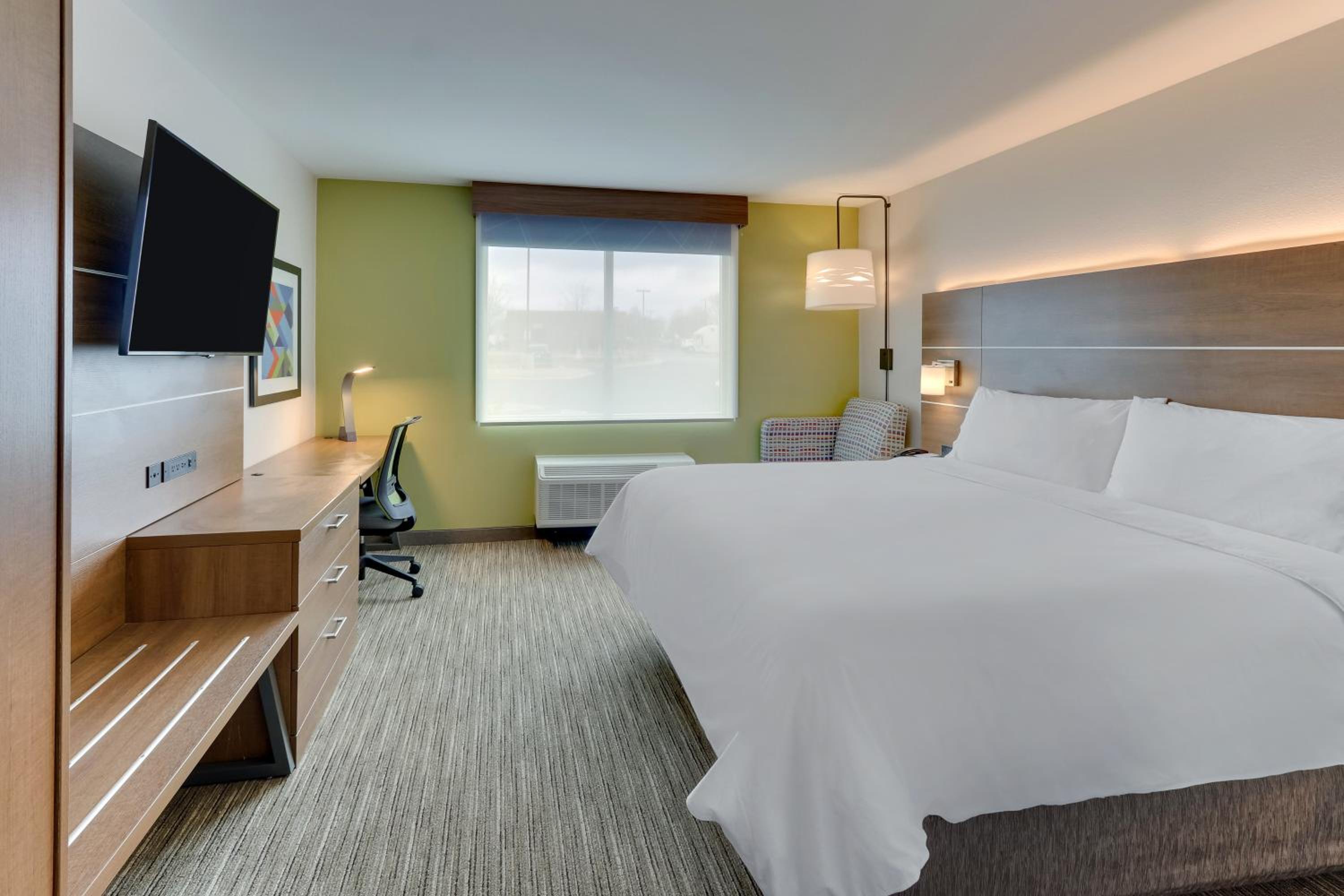 Standard King Room with Mobility Accessible Tub - Photo 6