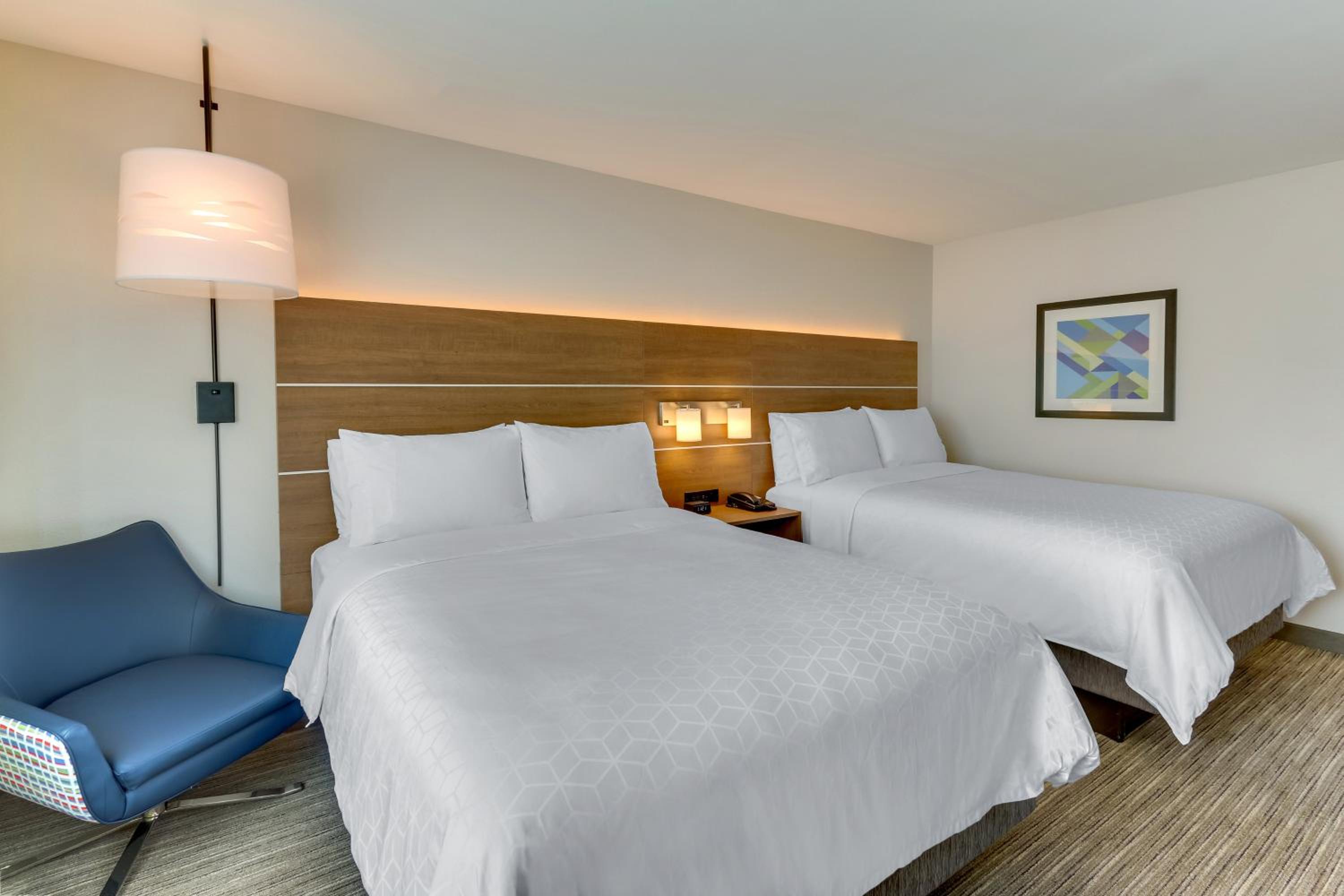Standard Room with Two Queen Beds - Photo 9
