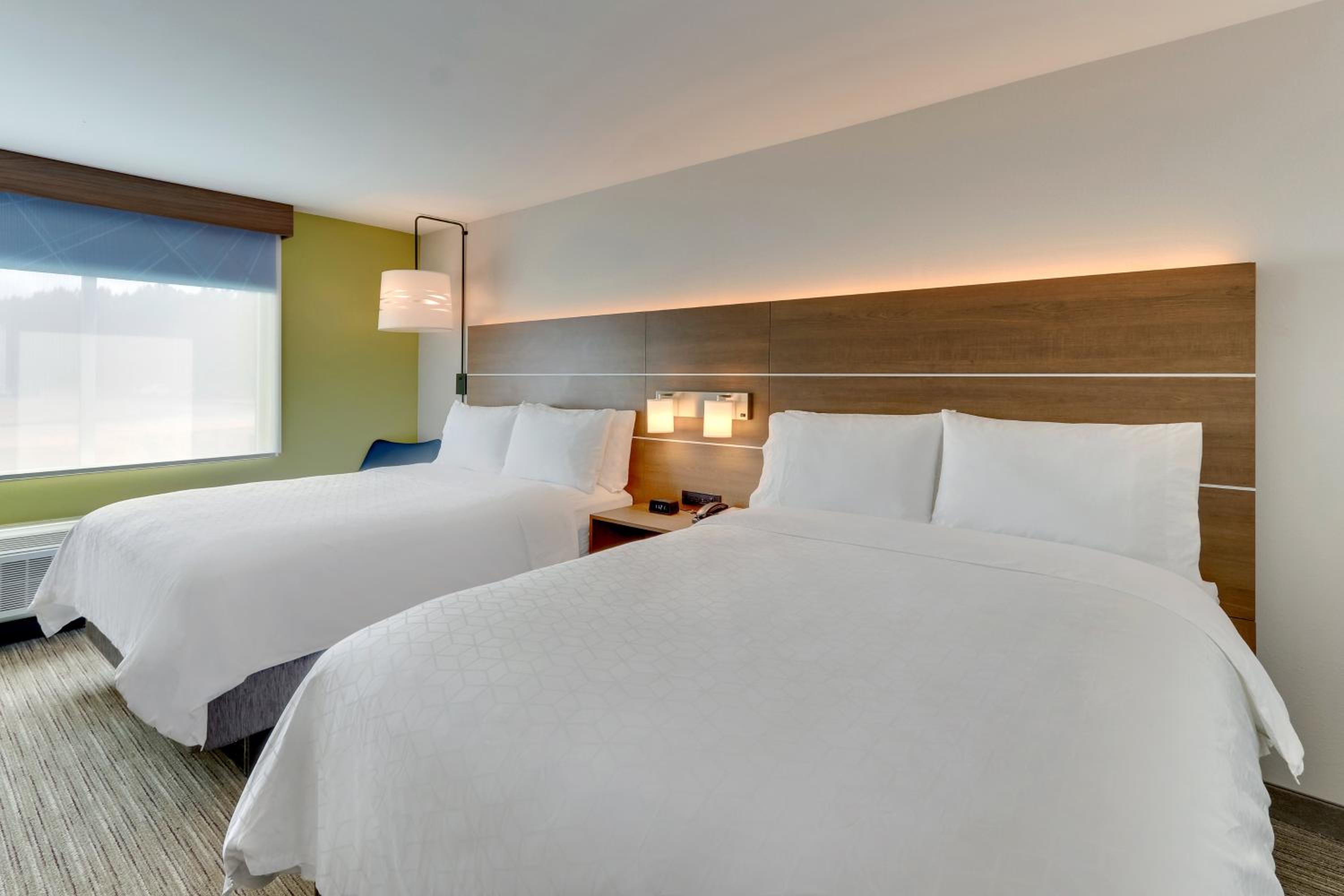 Standard Room with Two Queen Beds - Photo 11