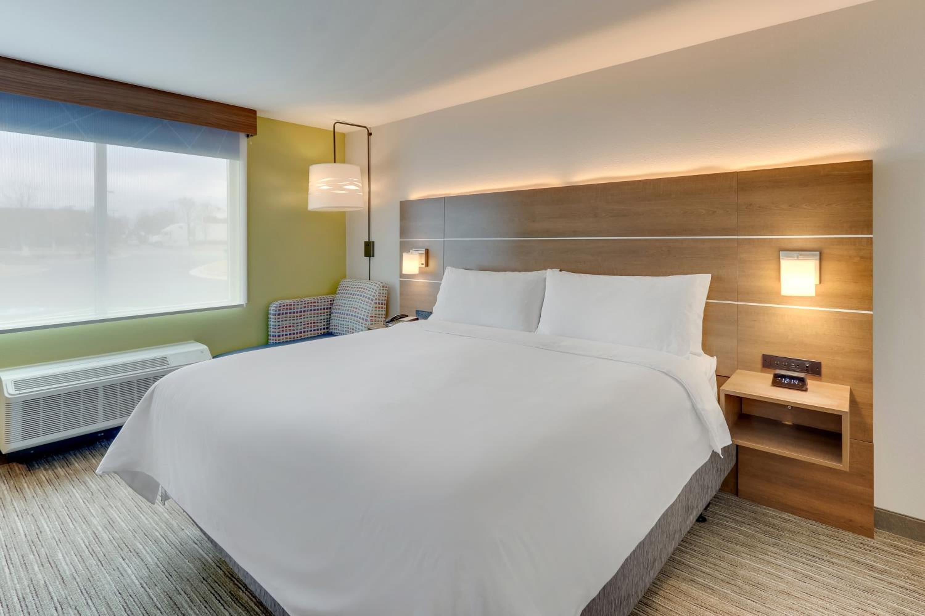 Standard King Room with Mobility Accessible Tub - Photo 8
