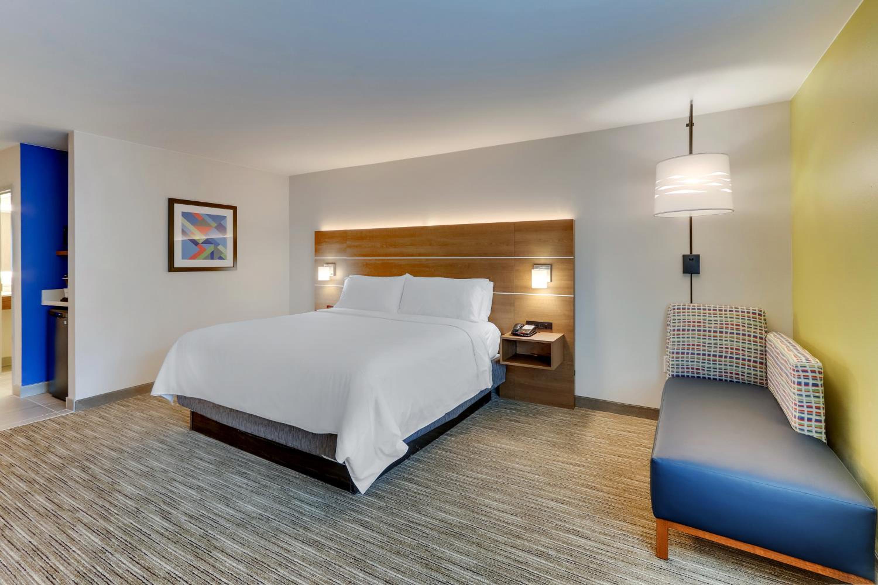 Standard King Room - Photo 5