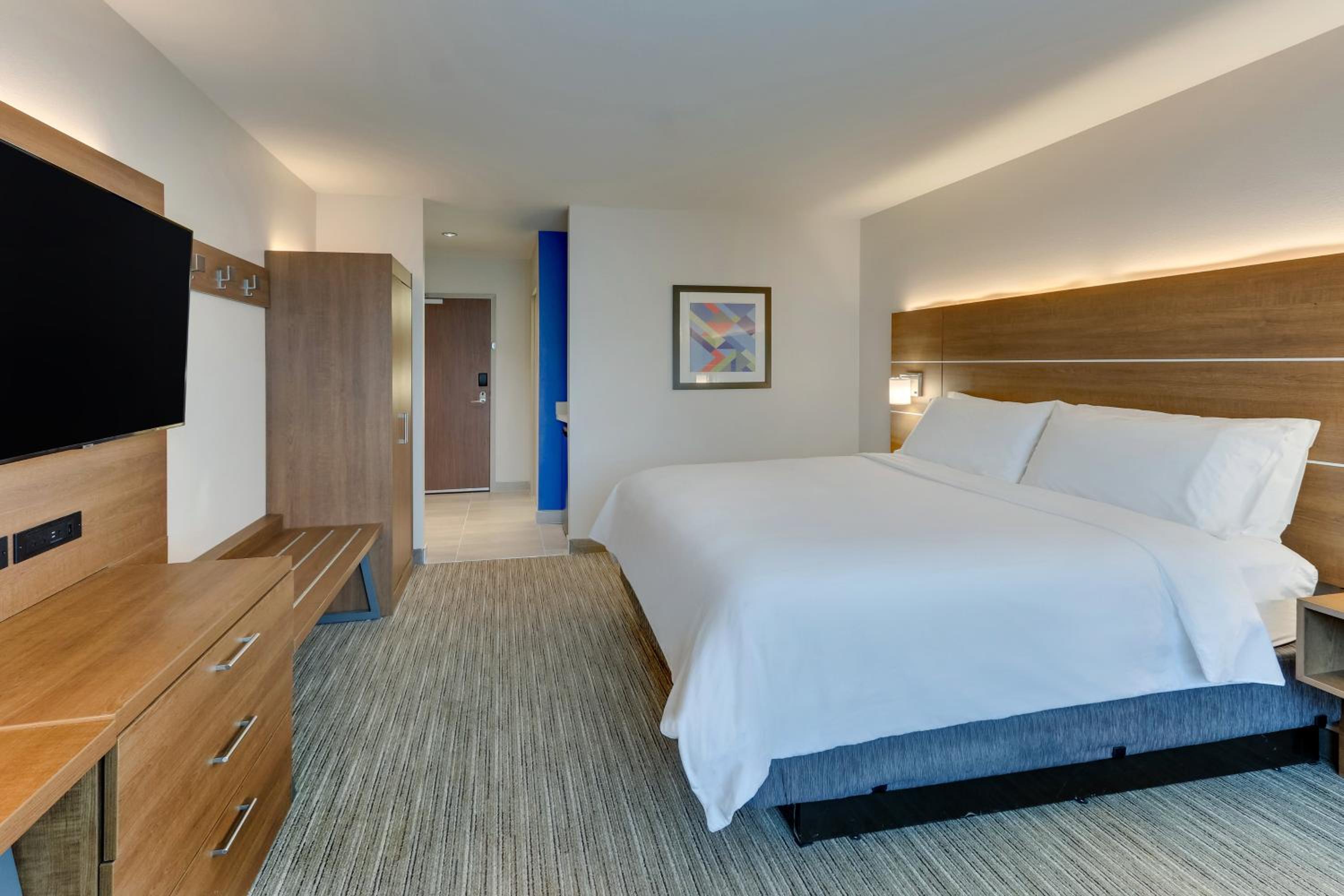 Standard King Room - Photo 11