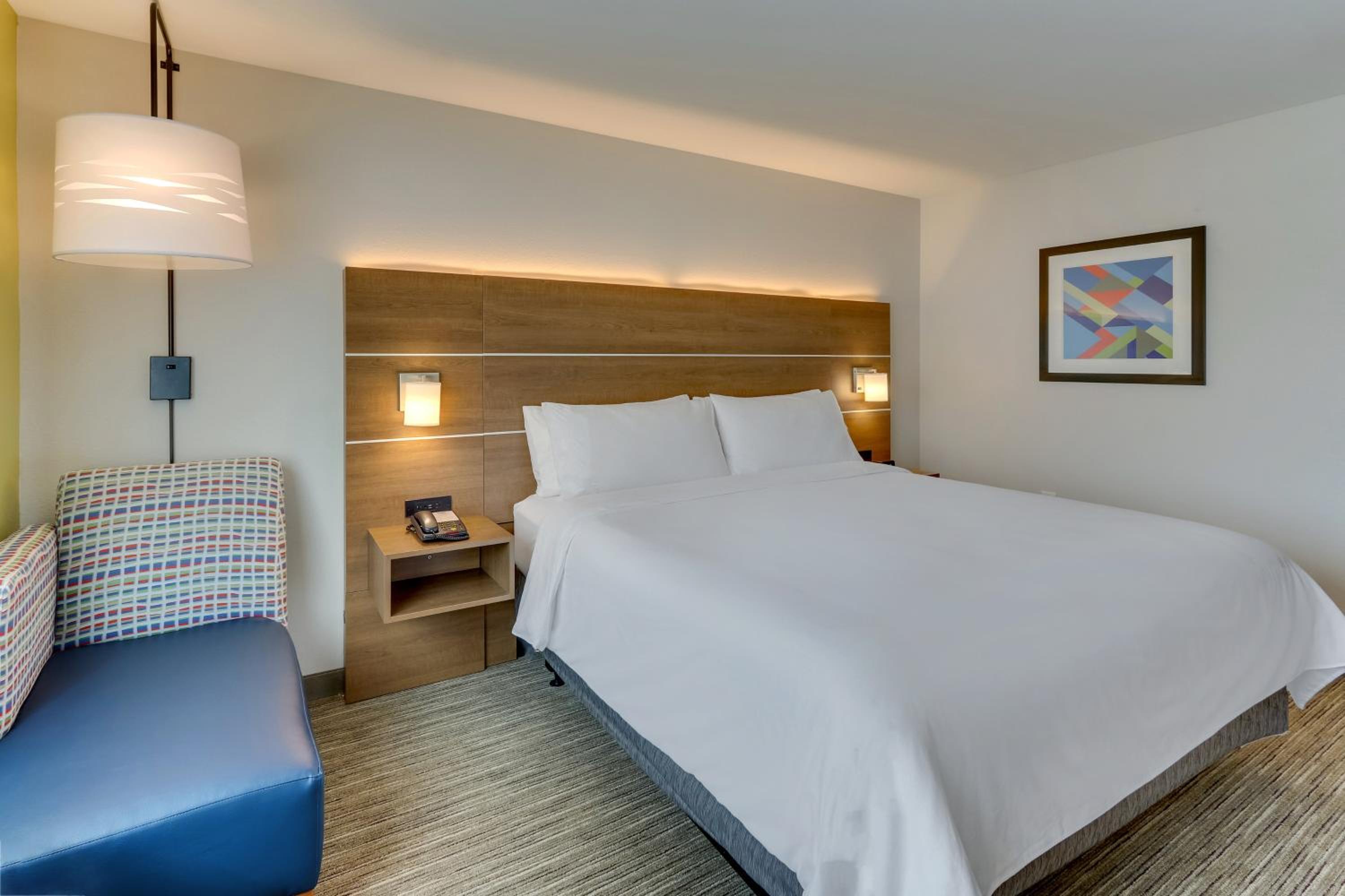 Standard King Room with Mobility Accessible Tub - Photo 5