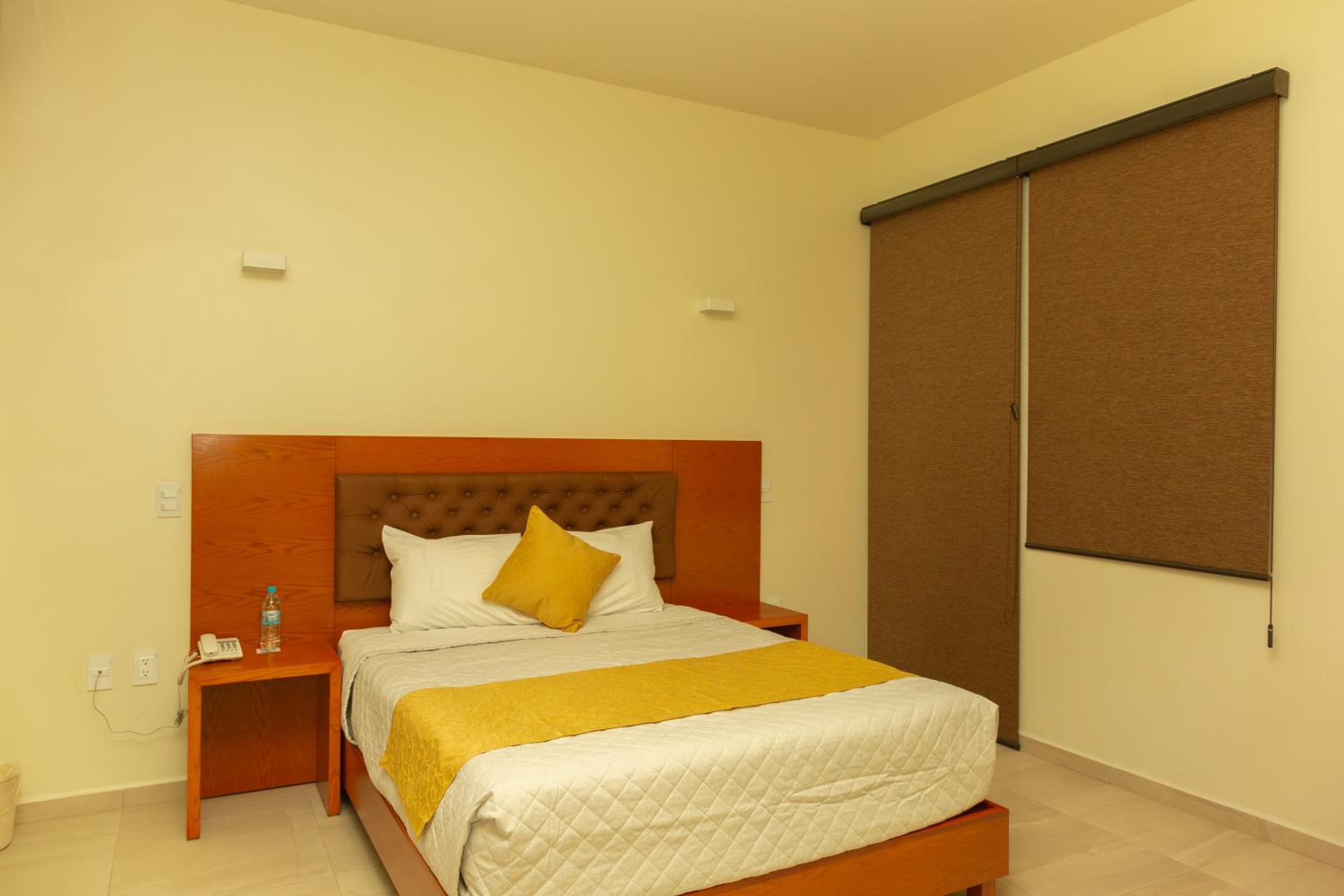 Queen Room with Balcony photo 1