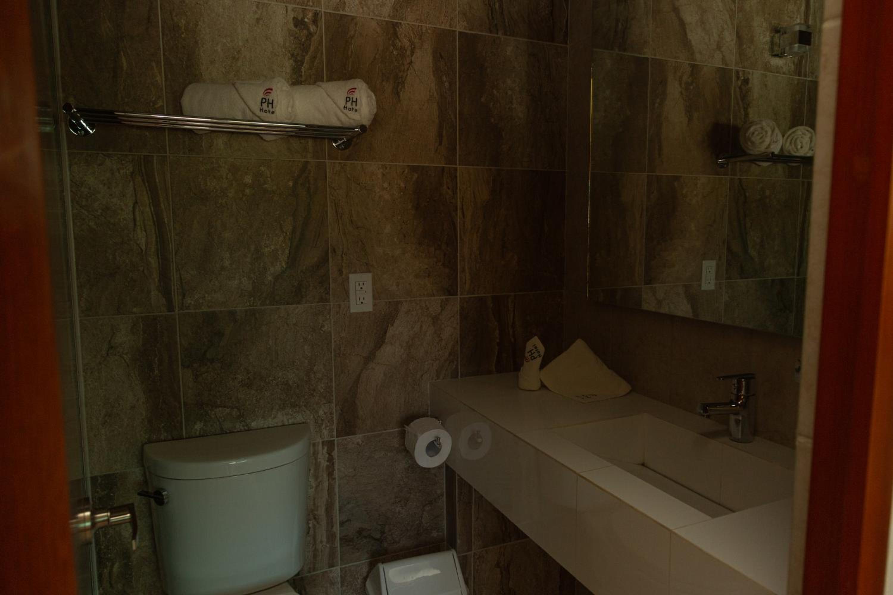 Queen Room photo 2