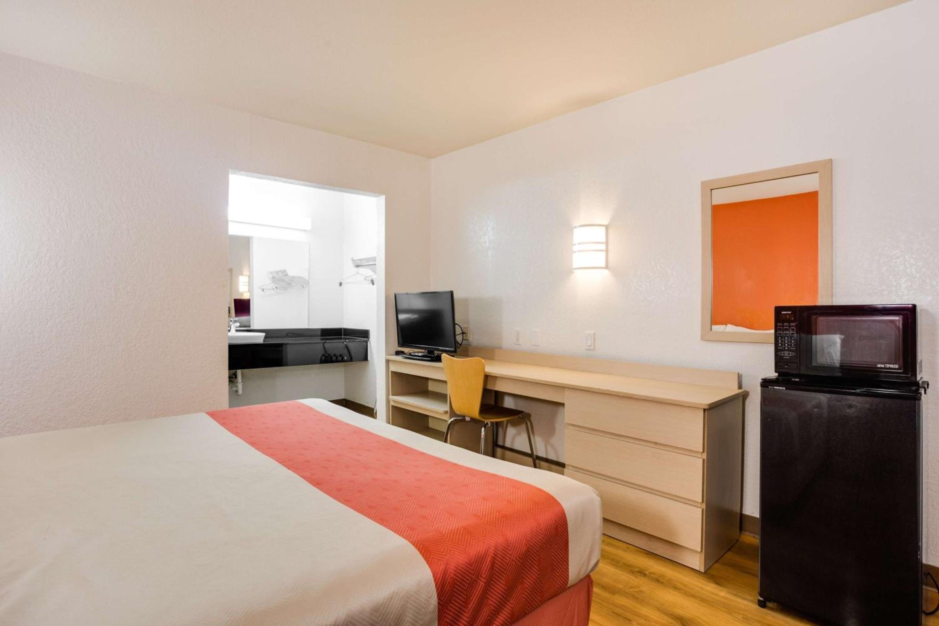 King Room - Non-Smoking photo 1