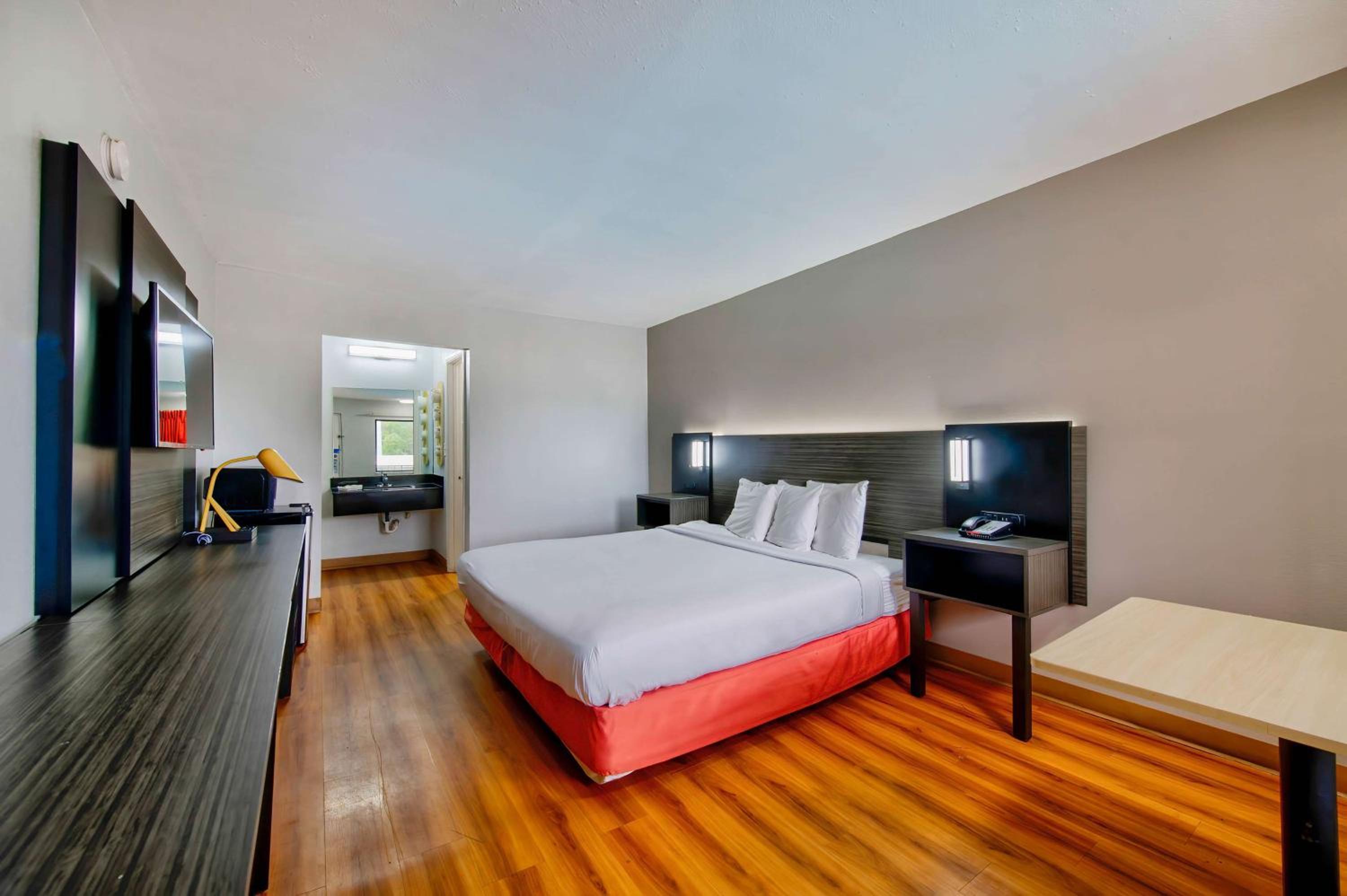 King Room - Non-Smoking photo 3