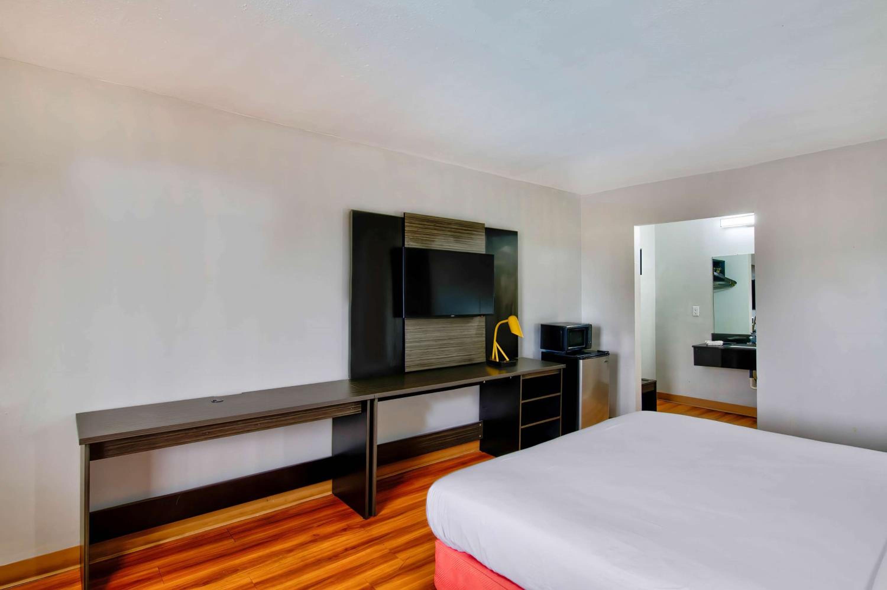 King Room - Non-Smoking photo 2