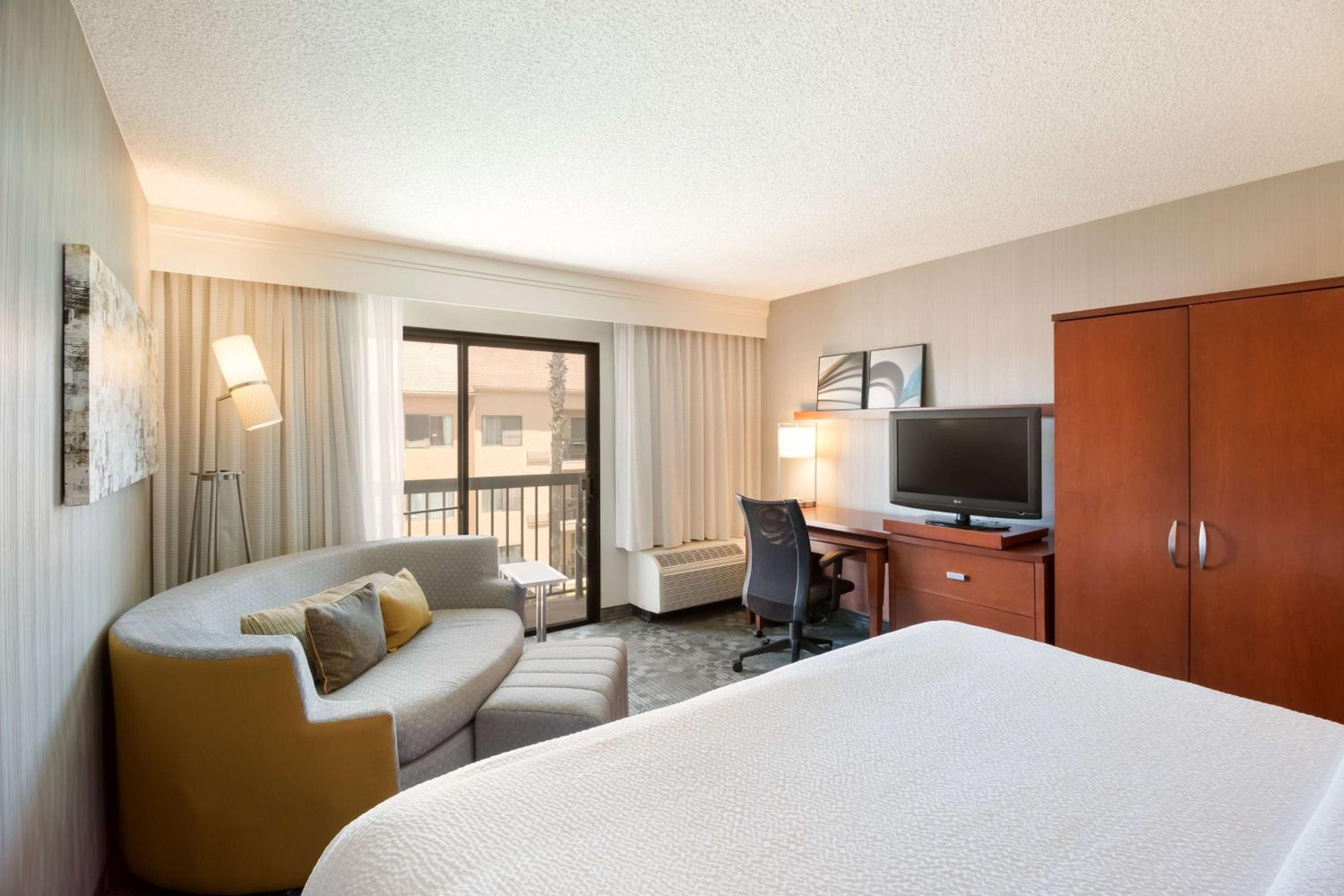King Room with Patio/Pool View - Hearing Accessible - Photo 3