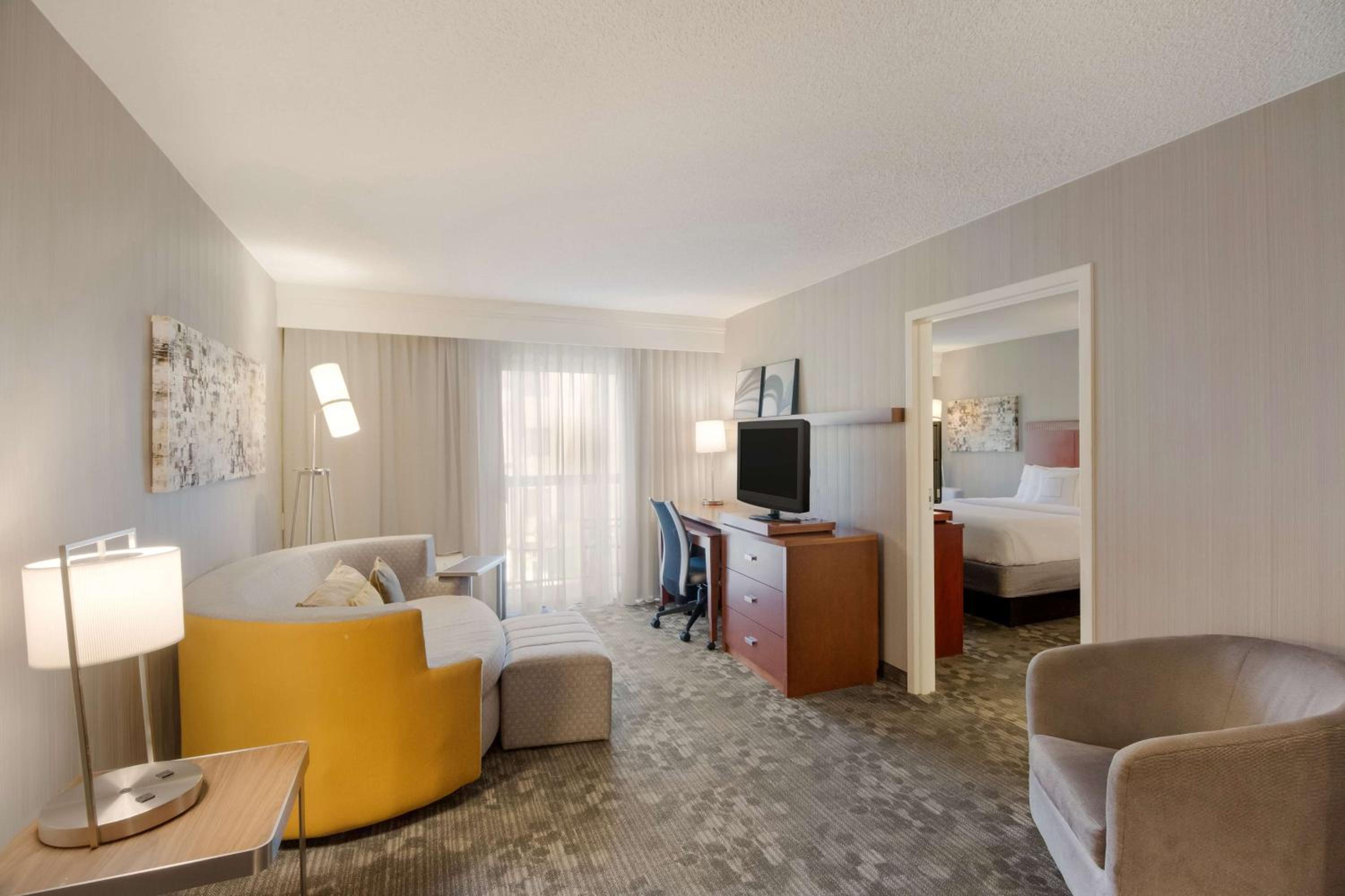 One-Bedroom Two Queens Suite with Pool View - Photo 3