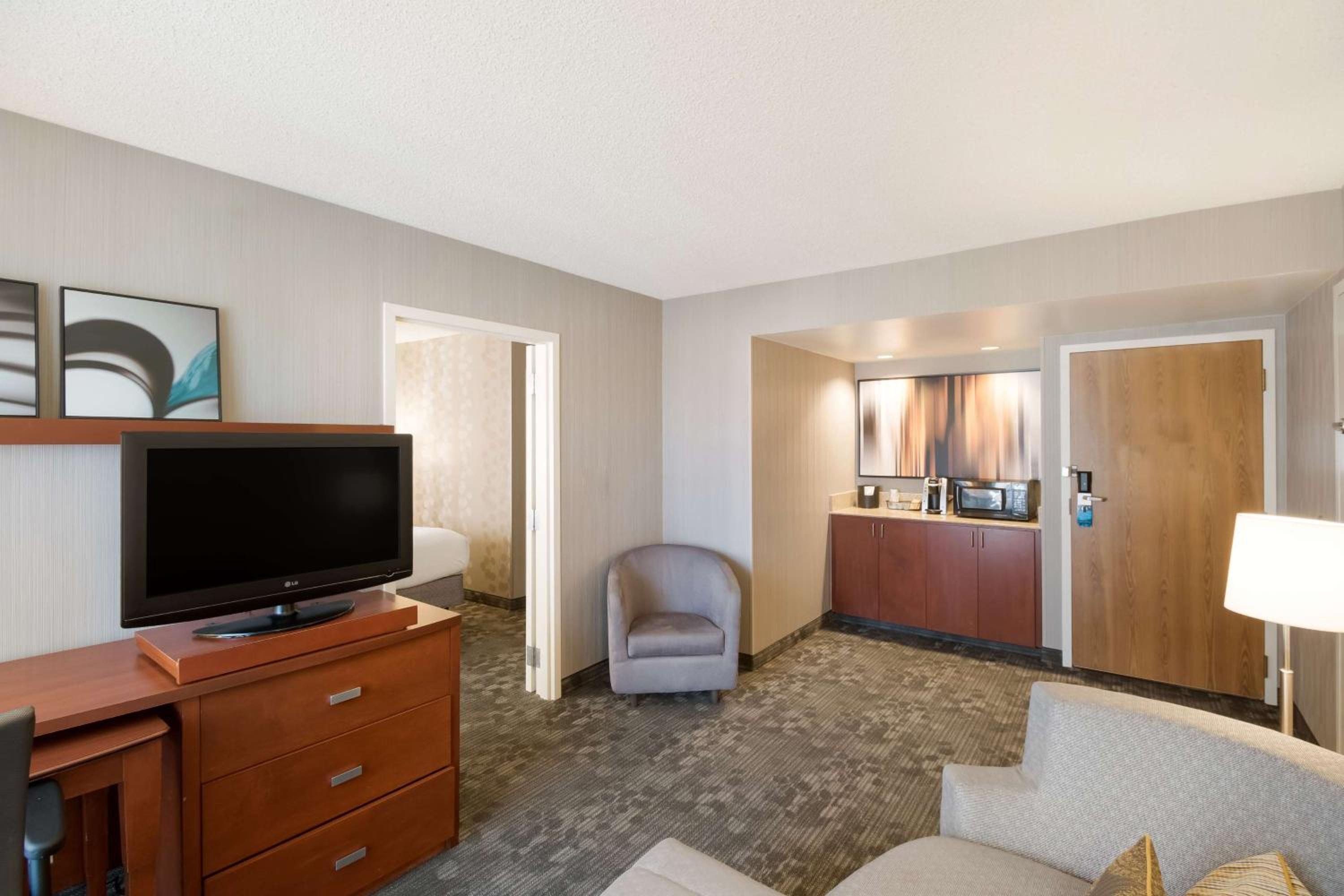 One-Bedroom King Suite with Patio/Pool View - Photo 1