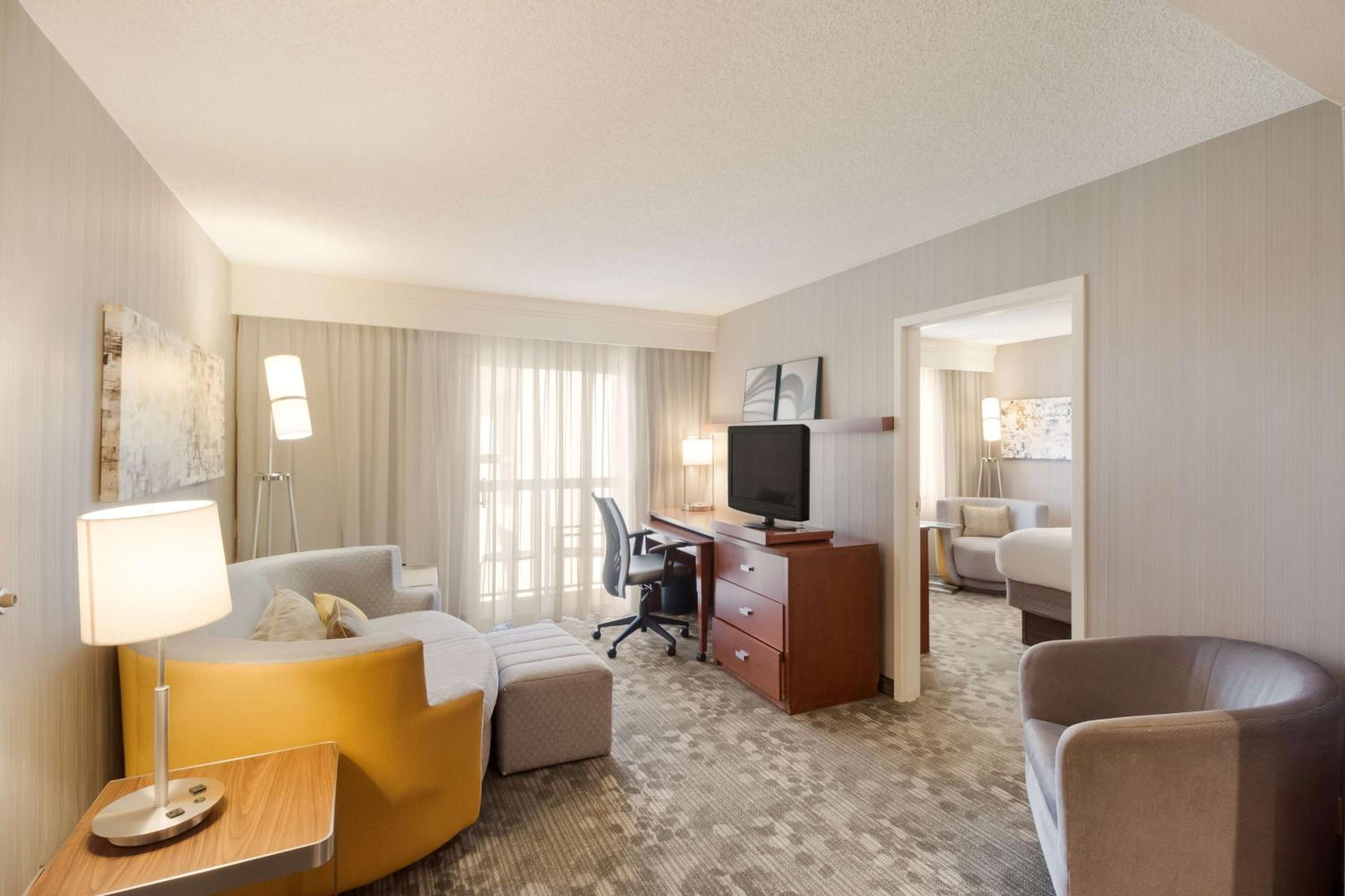 One-Bedroom King Suite with Patio/Pool View - Photo 2