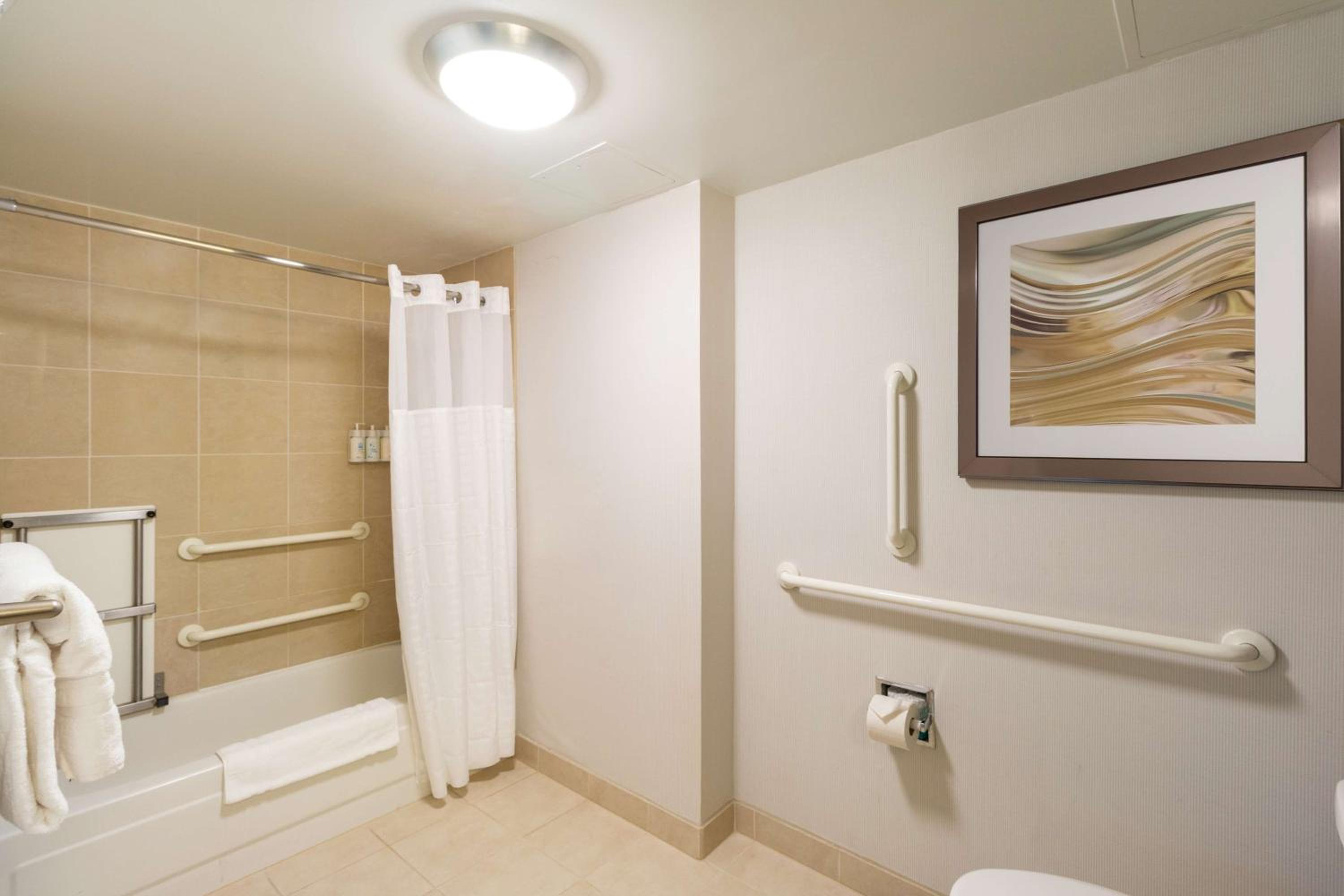 Mobility Accessible - Two Queens with Tub - Photo 2