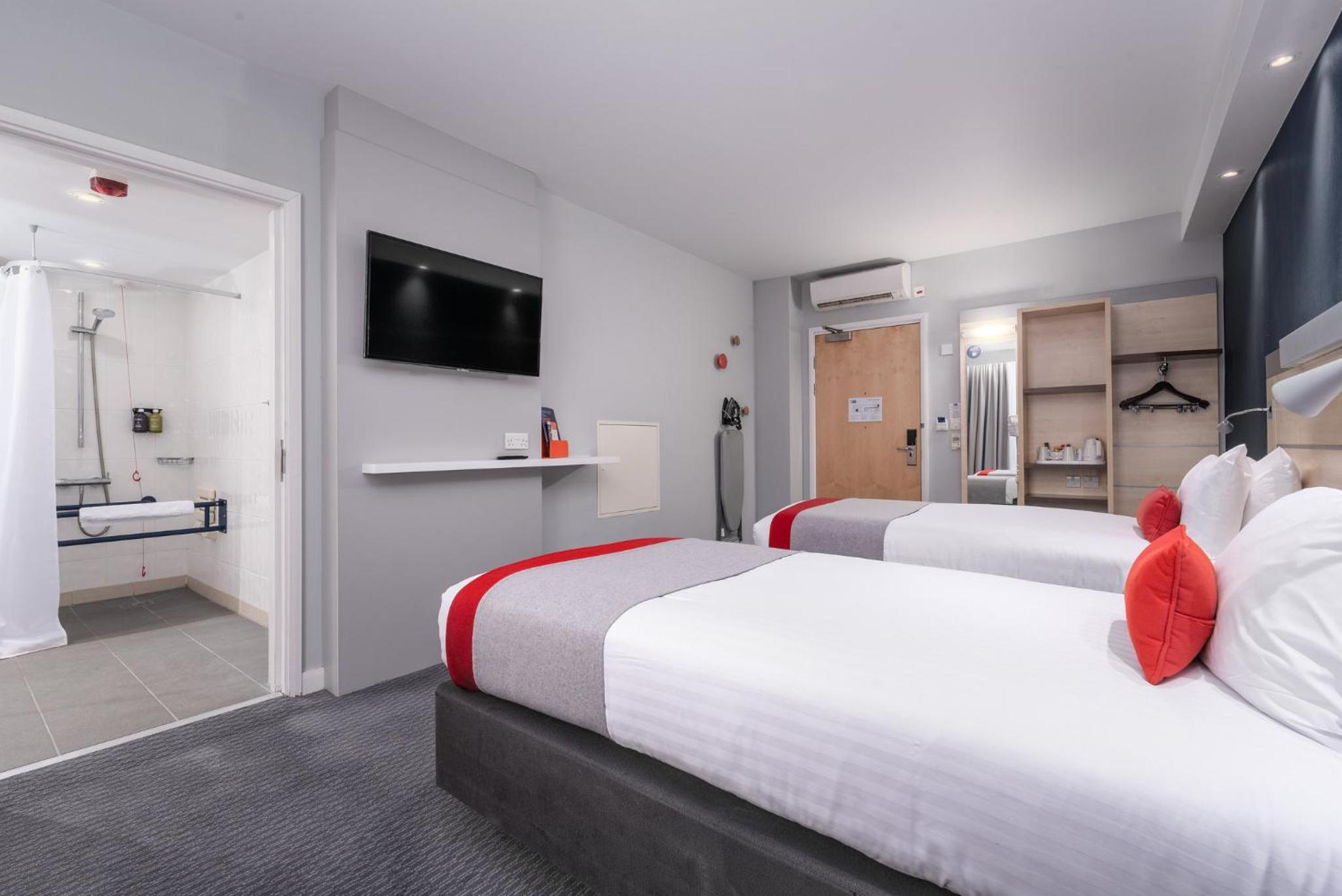 Standard Twin Room with Free Hot Breakfast - Accessible - Photo 7