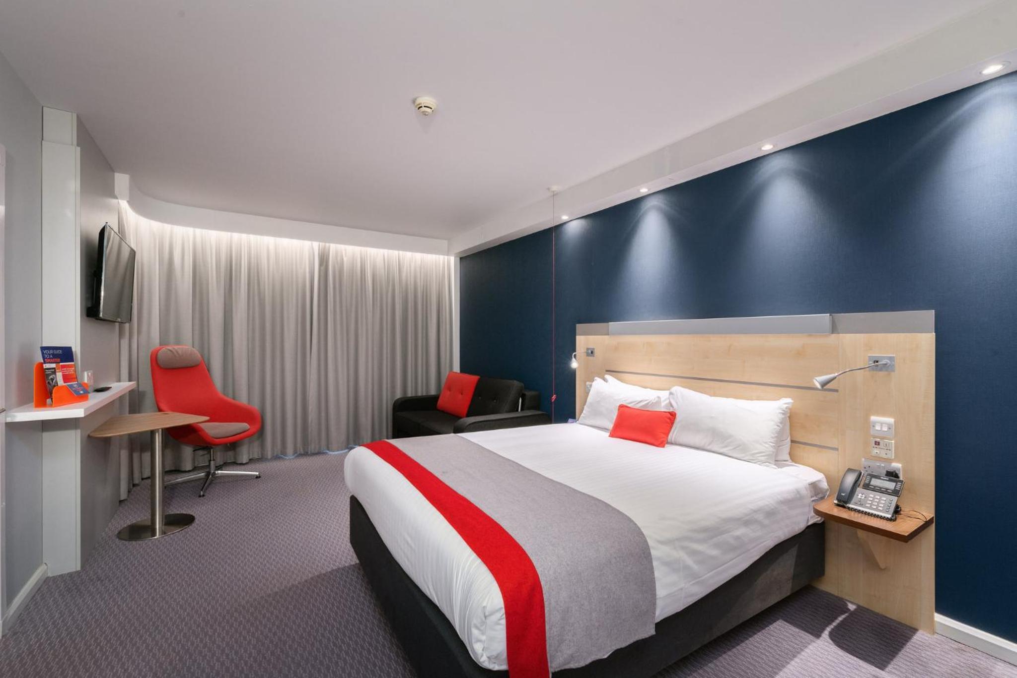 Double Room with Free Hot Breakfast - Wheelchair Accessible - Photo 9