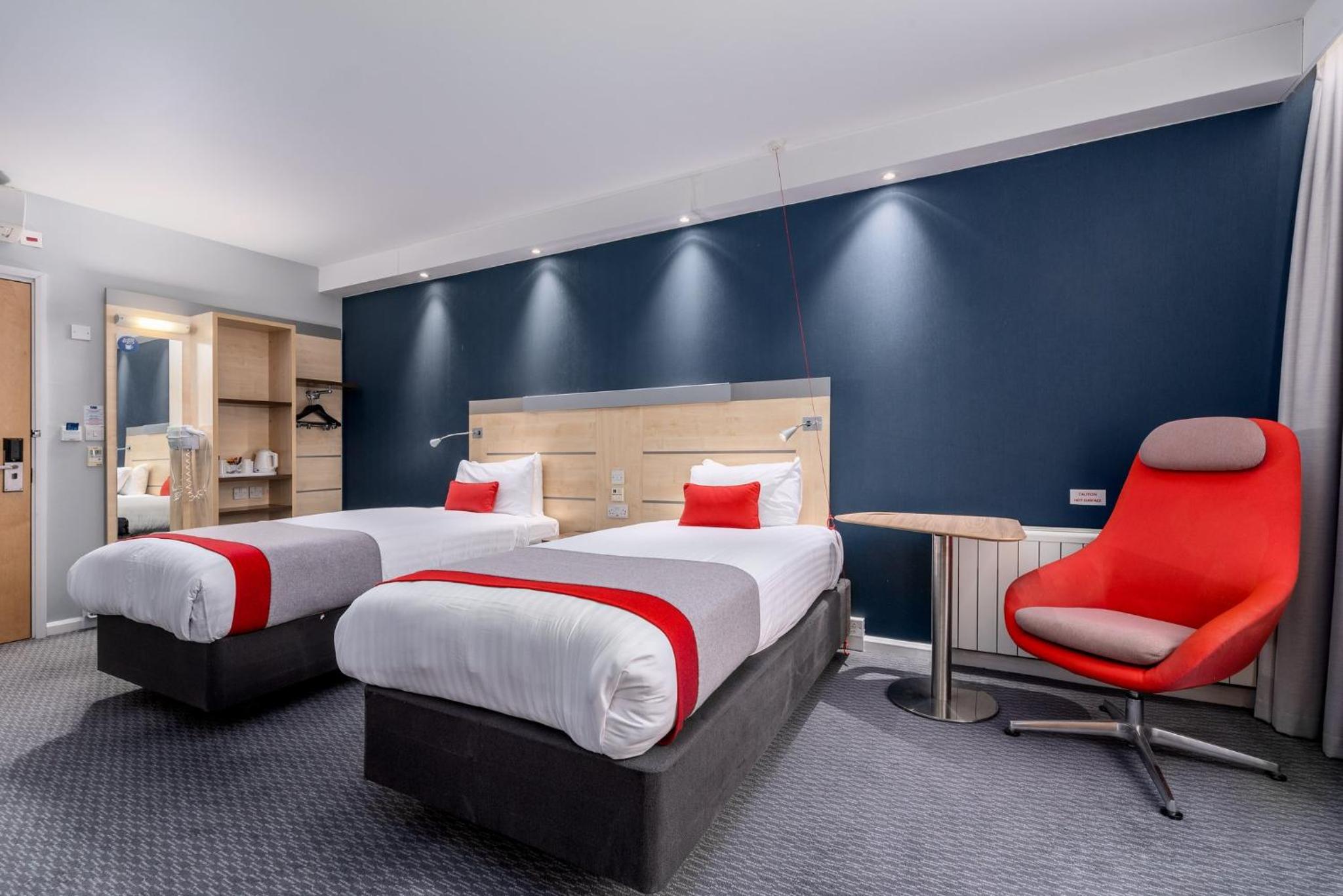 Standard Twin Room with Free Hot Breakfast - Accessible - Photo 3