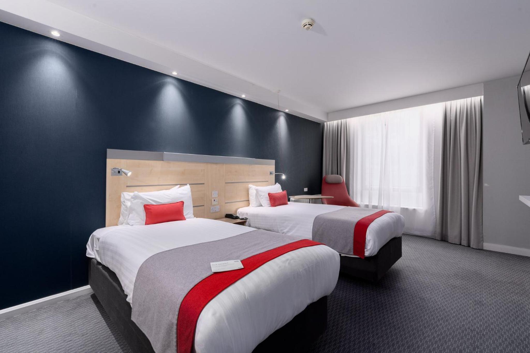 Standard Twin Room with Free Hot Breakfast - Accessible - Photo 6