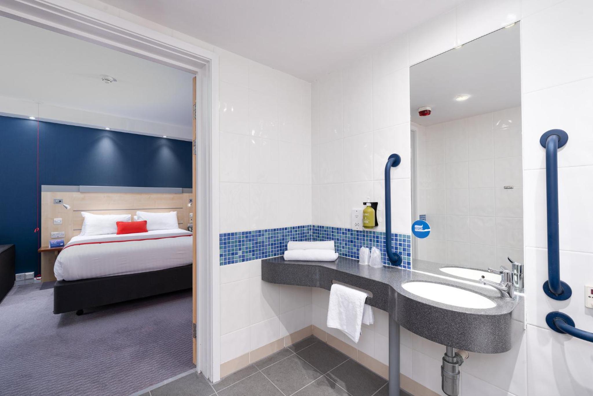 Double Room with Free Hot Breakfast - Wheelchair Accessible - Photo 2
