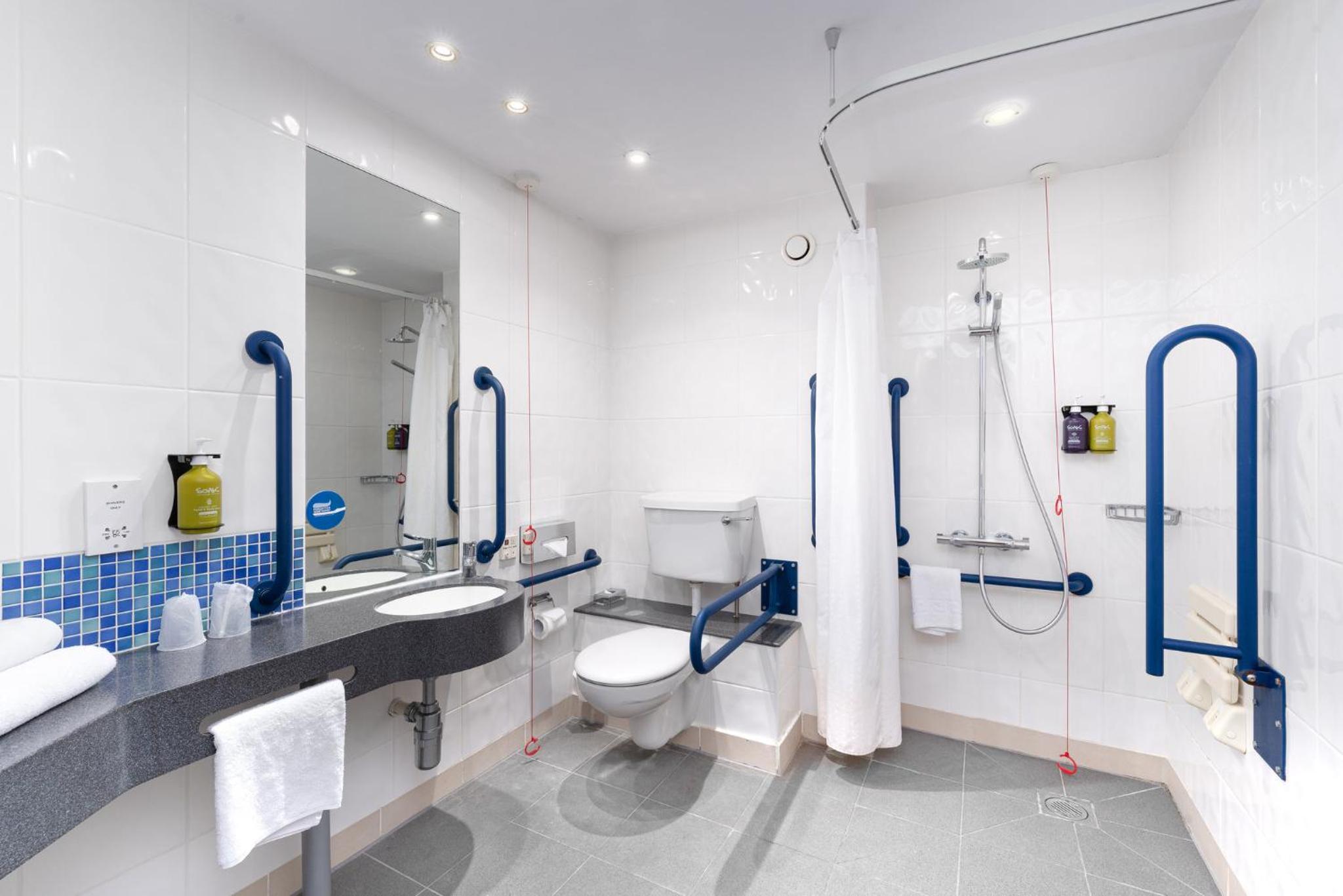 Double Room with Free Hot Breakfast - Wheelchair Accessible - Photo 3