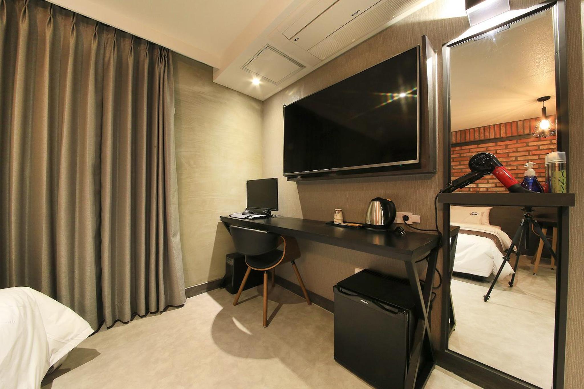 Standard Double Room - Photo 9