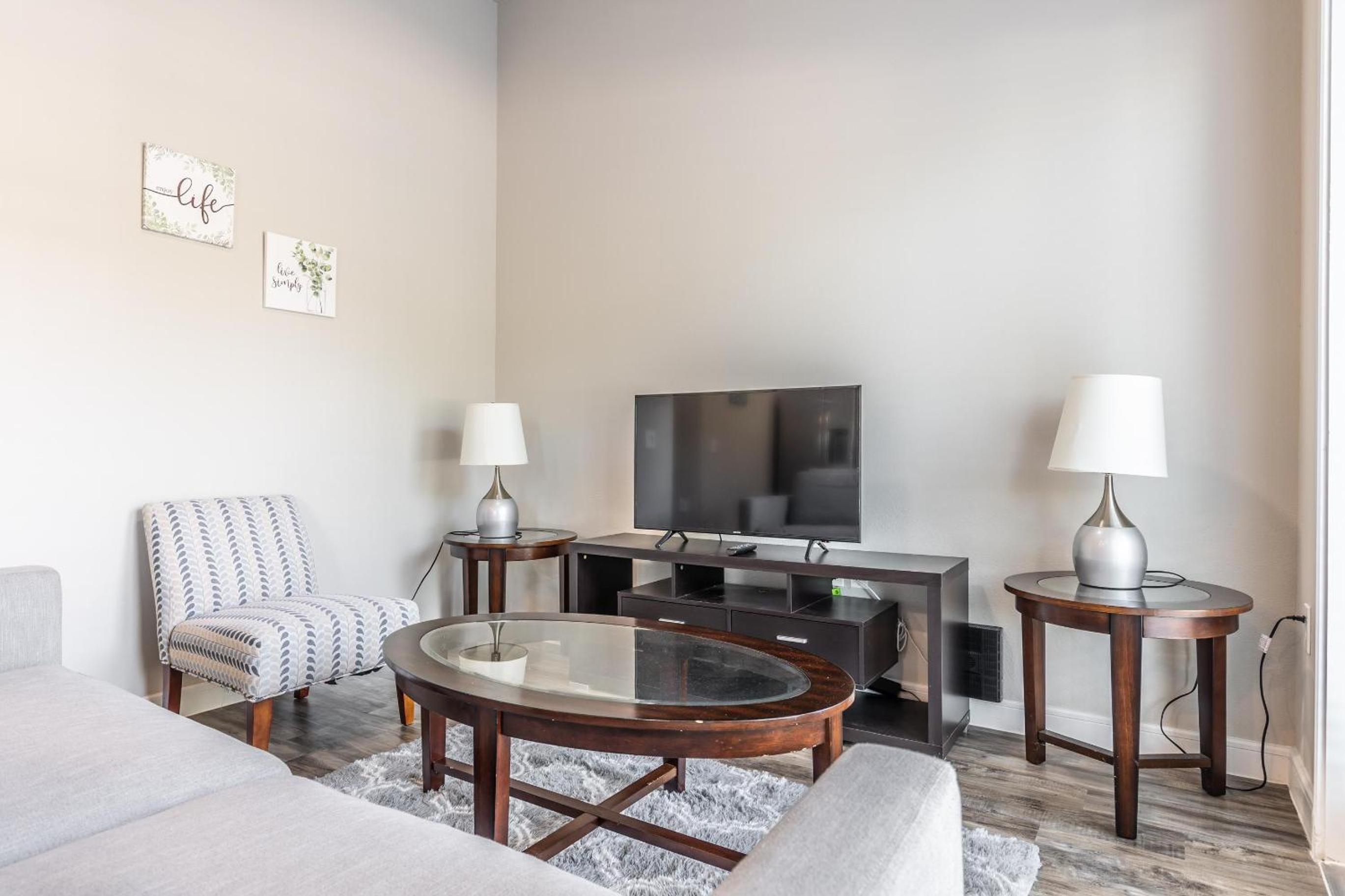 One-Bedroom Apartment - Photo 1