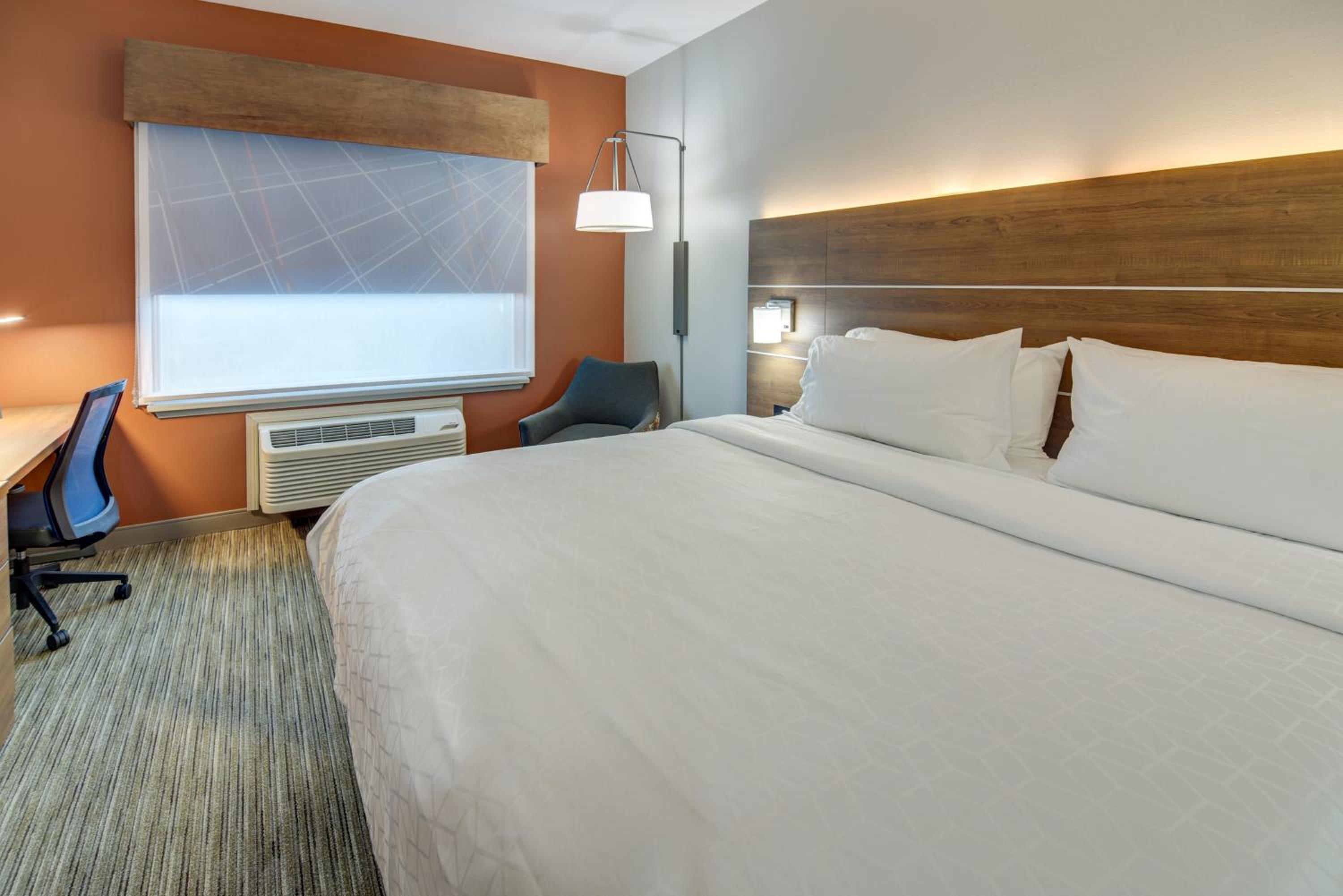 Standard King Room - Photo 6