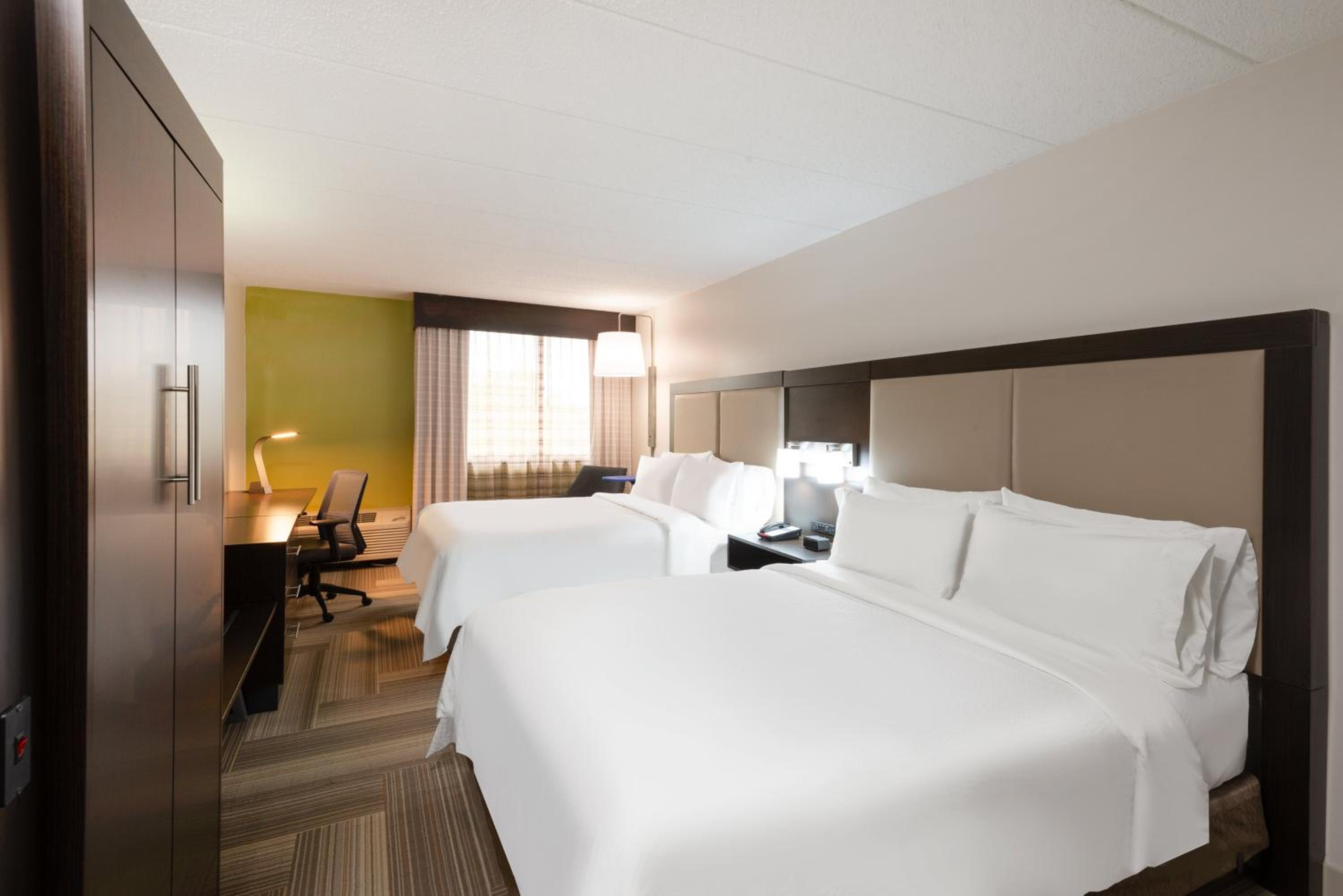 Standard Room with Two Queen Beds - Photo 3