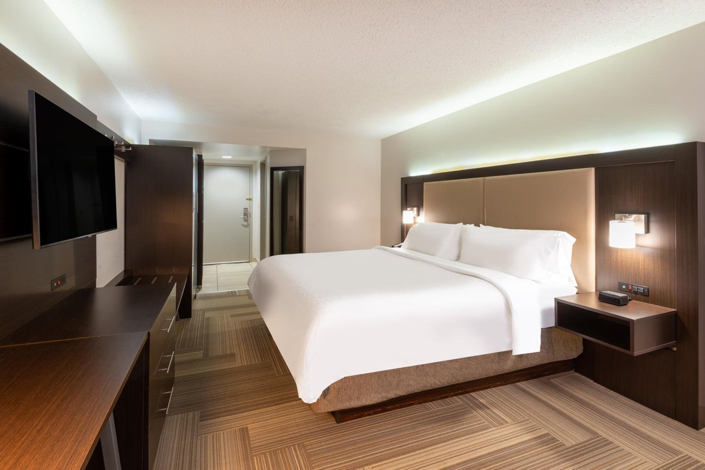 Standard King Room - Photo 3
