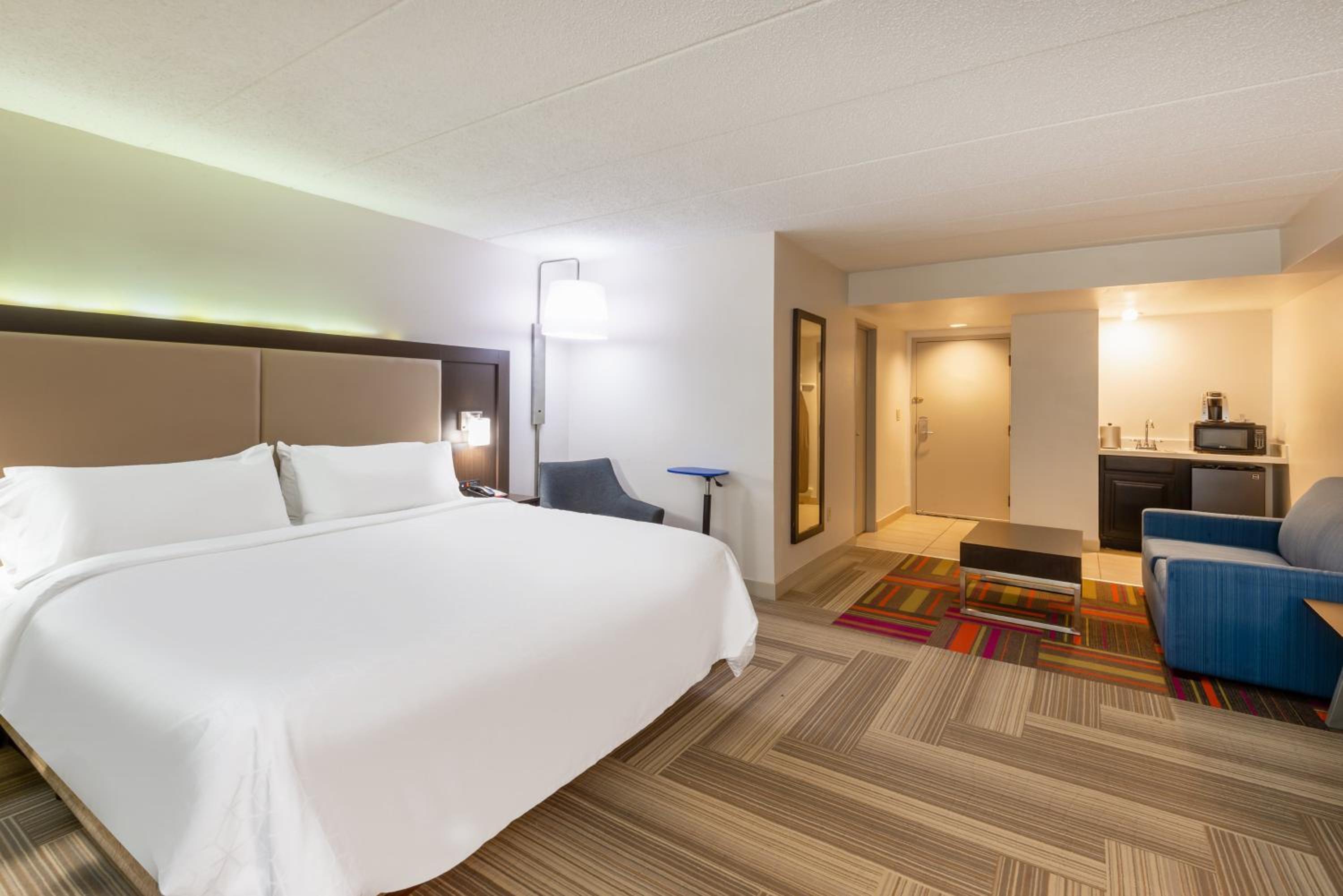 Premium King Room with Jetted Tub - Photo 6