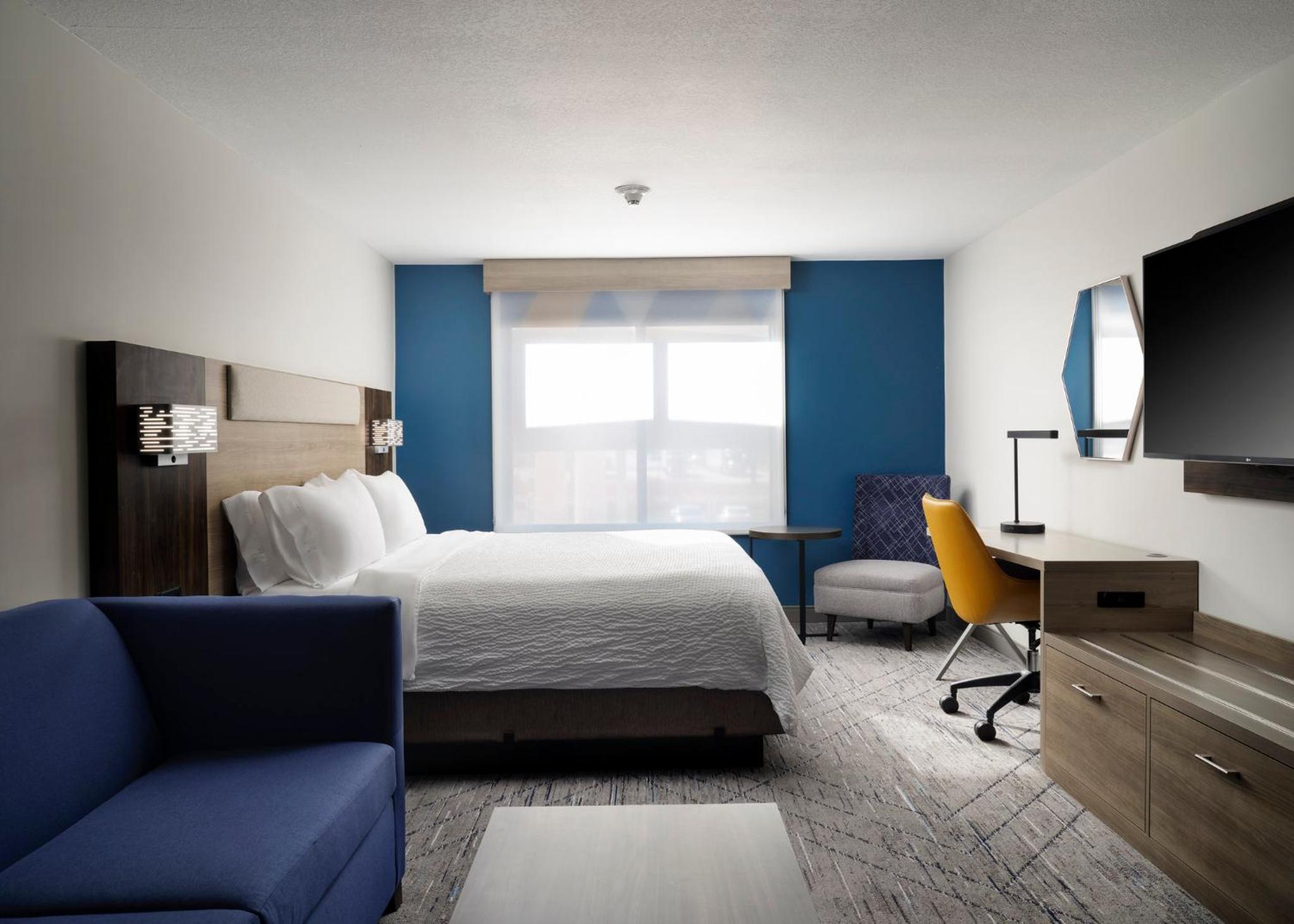 King Suite with Sofa Bed - Photo 18