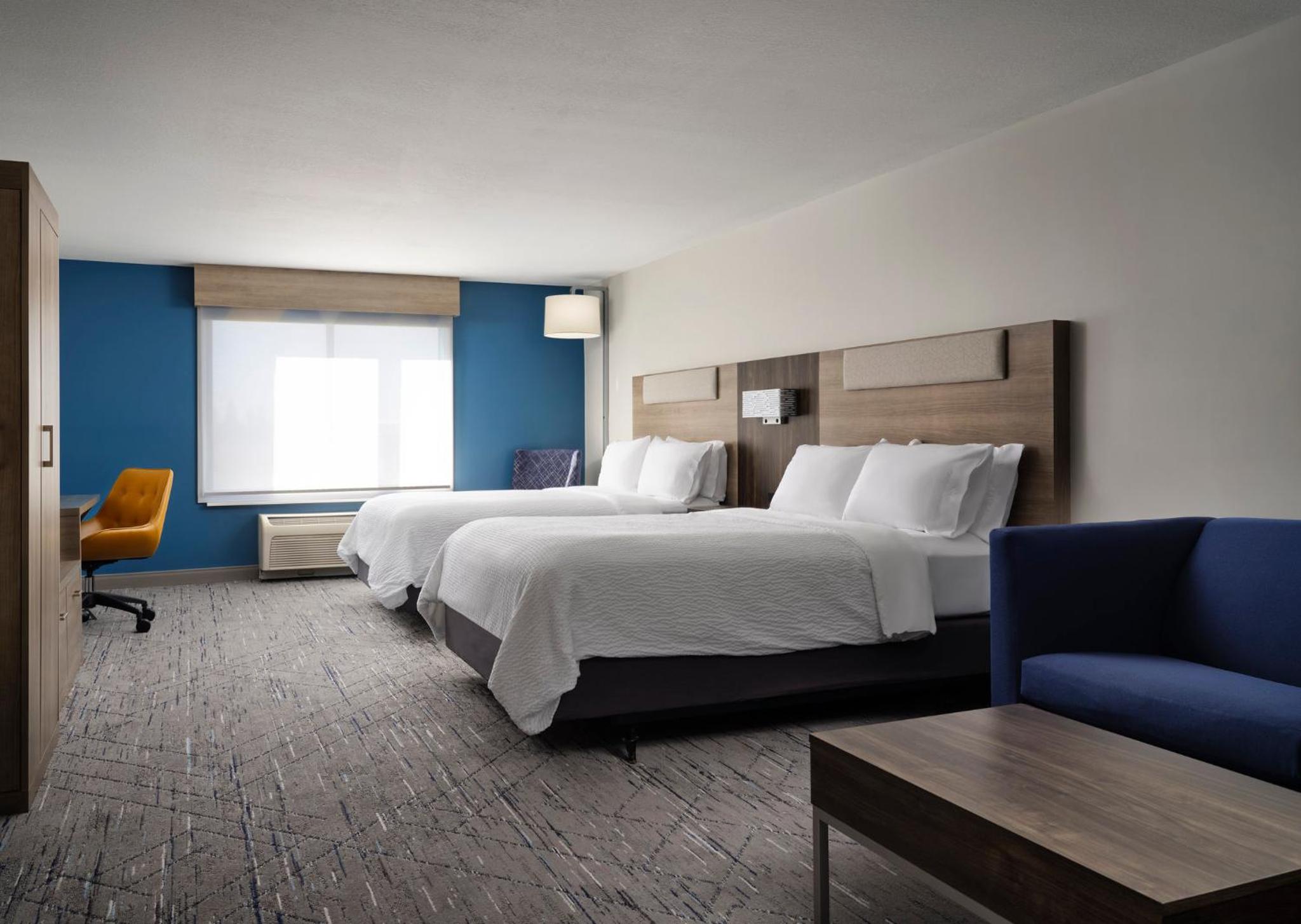 Suite with Two Beds - Mobility Accessible Tub - Photo 6