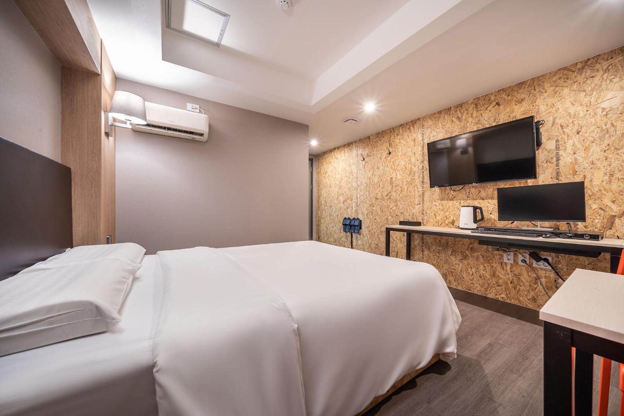 Economy Triple Room - Photo 7