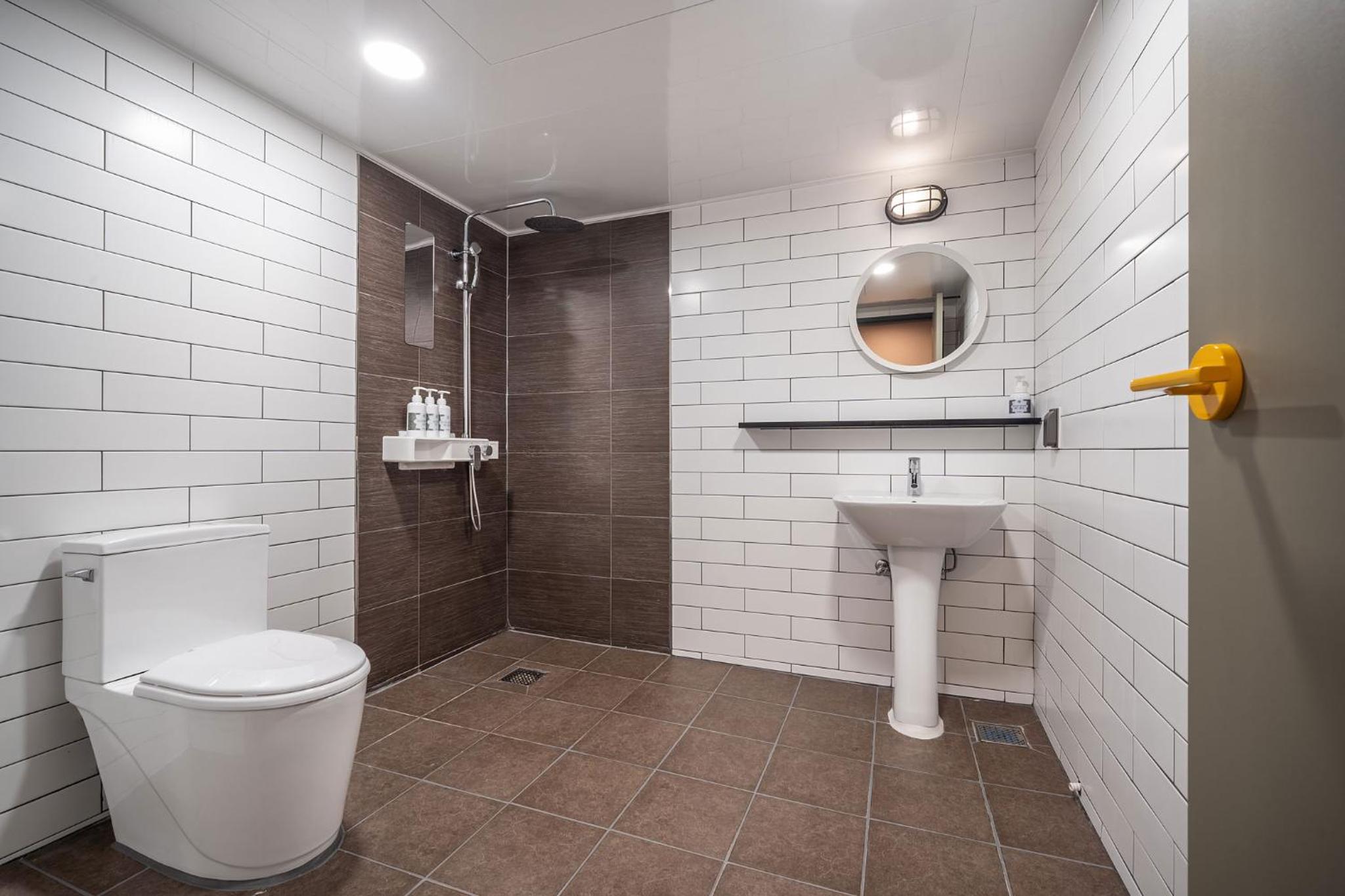 Economy Triple Room - Photo 9