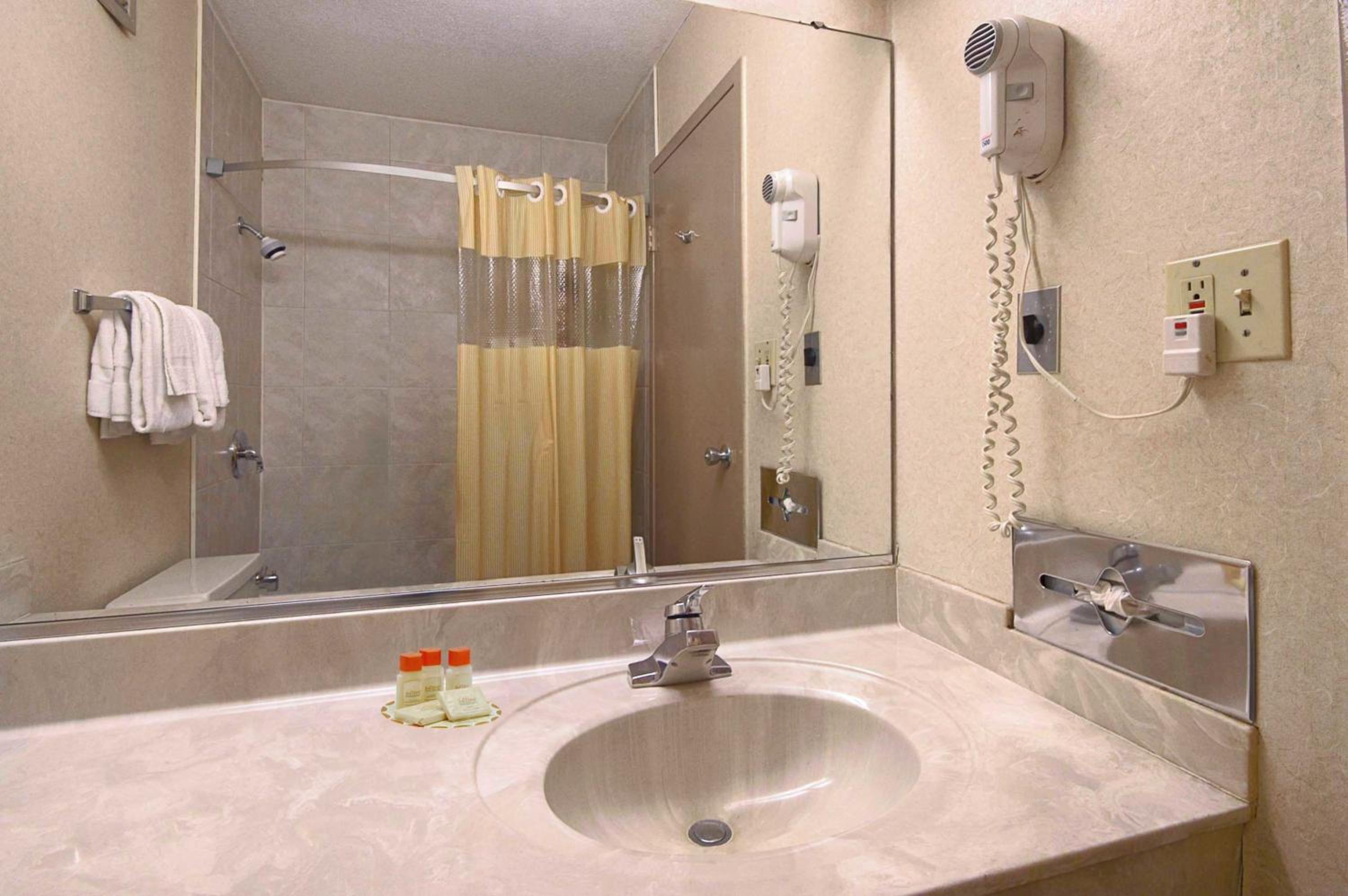 Columbus Grand Hotel & Banquet Center, Photo 3