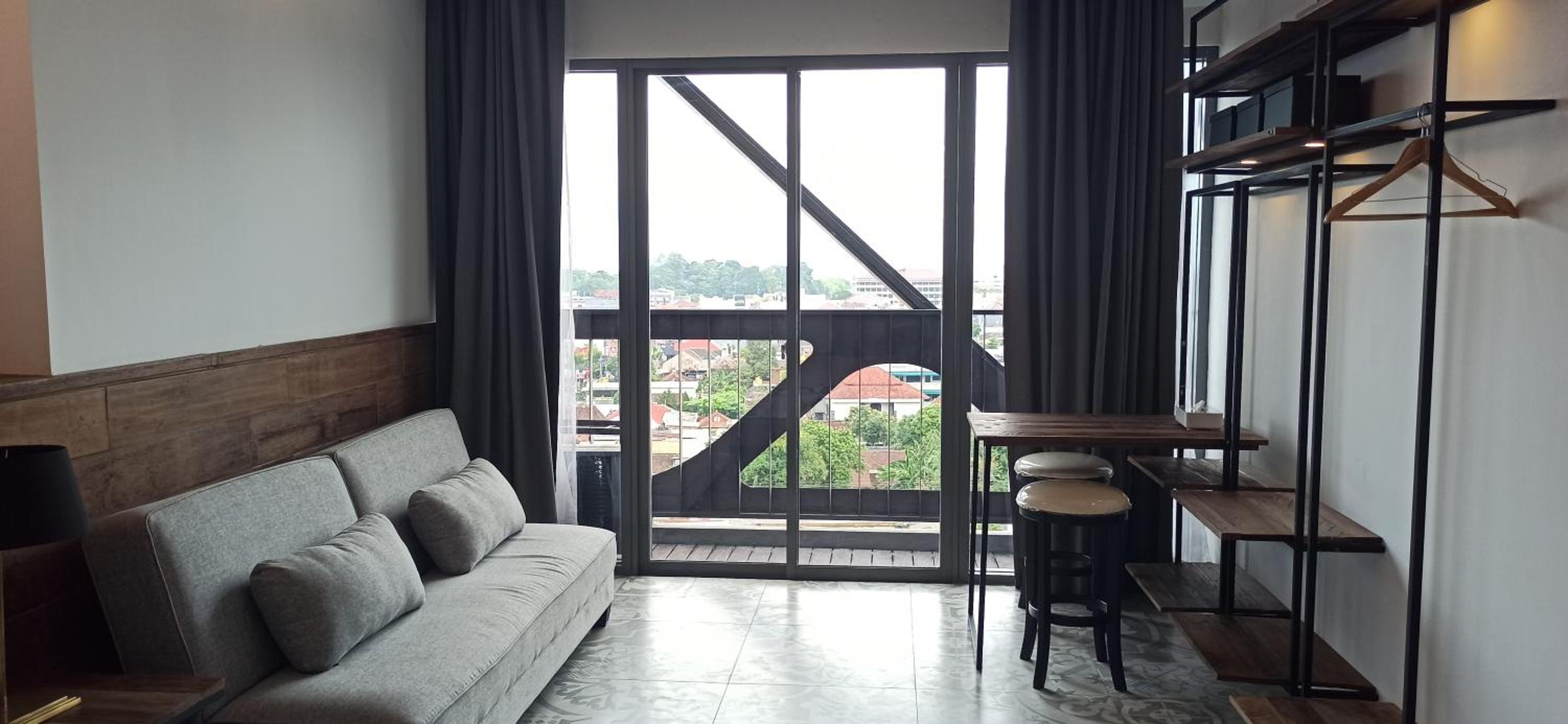 One-Bedroom Apartment - Photo 2